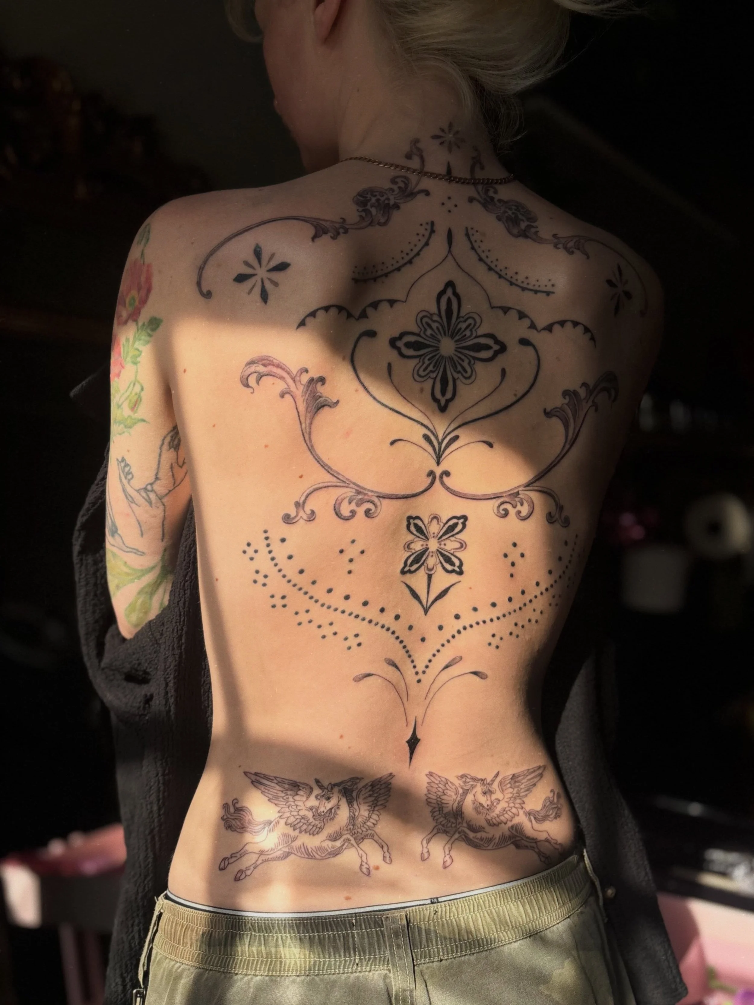 Added mirroring pegasus&rsquo; &amp; shaded the healed ornamental to finish off @aimeesfeet &lsquo;s back piece ❦

#backpiece #backtattoo #ornamentaltattoo