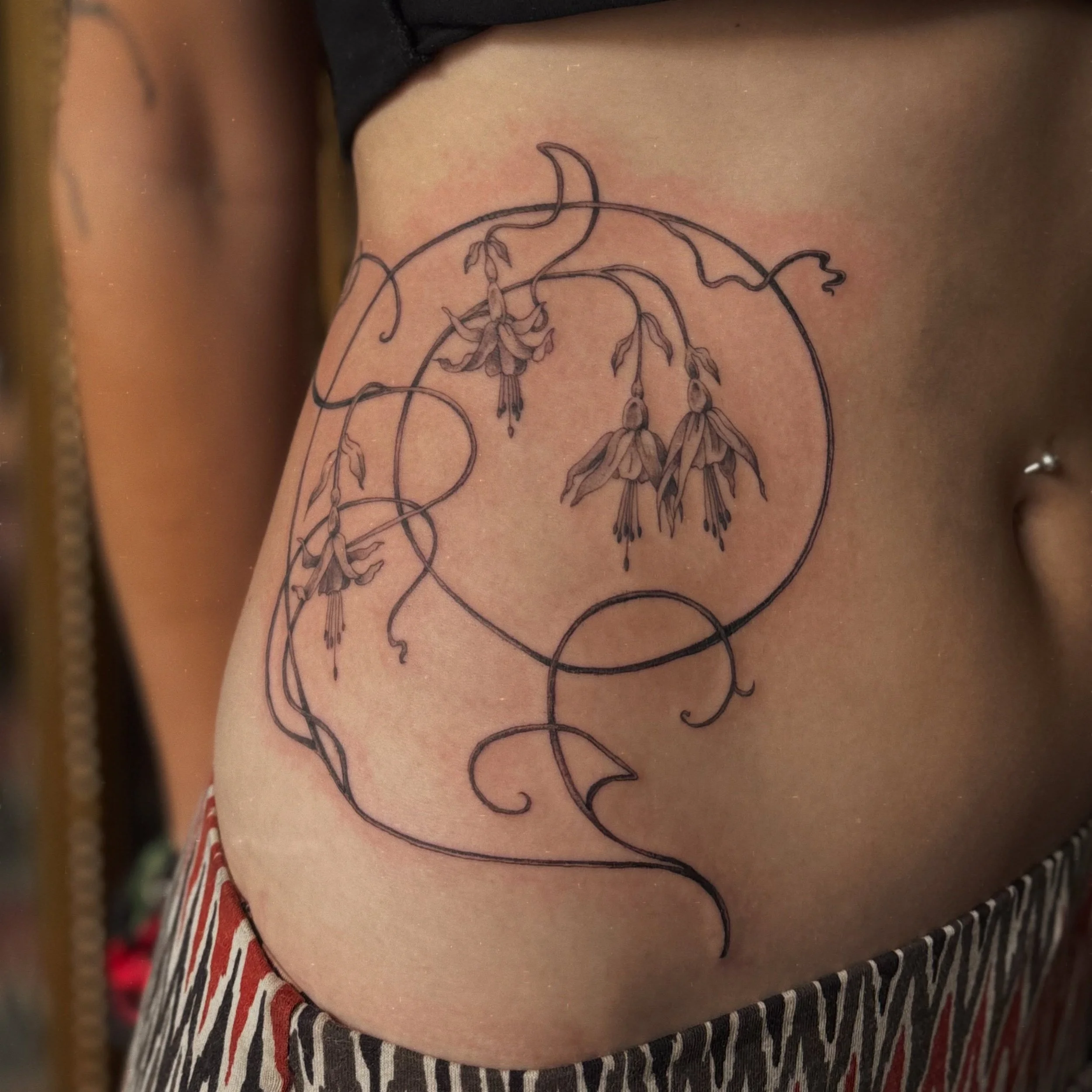 Truly obsesseddd with this placement 🥲 and fuchsias are one of my favourite flowers too so this was so exciting to make! Thank you lots n lots @eviebelle 𖦹꩜𖦹 

Featuring a healed arm orchid from my orchid flash day on the last slide

#hiptattoo #f