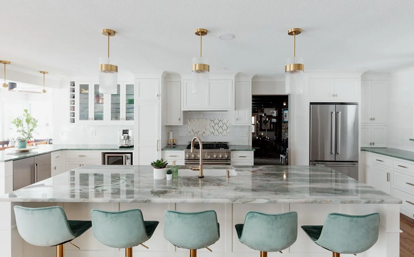 This green quartzite countertop makes you want to dive right in 💚✨
With its swirling tones and watery depth, it&rsquo;s the heart of the kitchen&mdash;bold, beautiful, and completely intentional. Every detail around it, from the brass accents to the