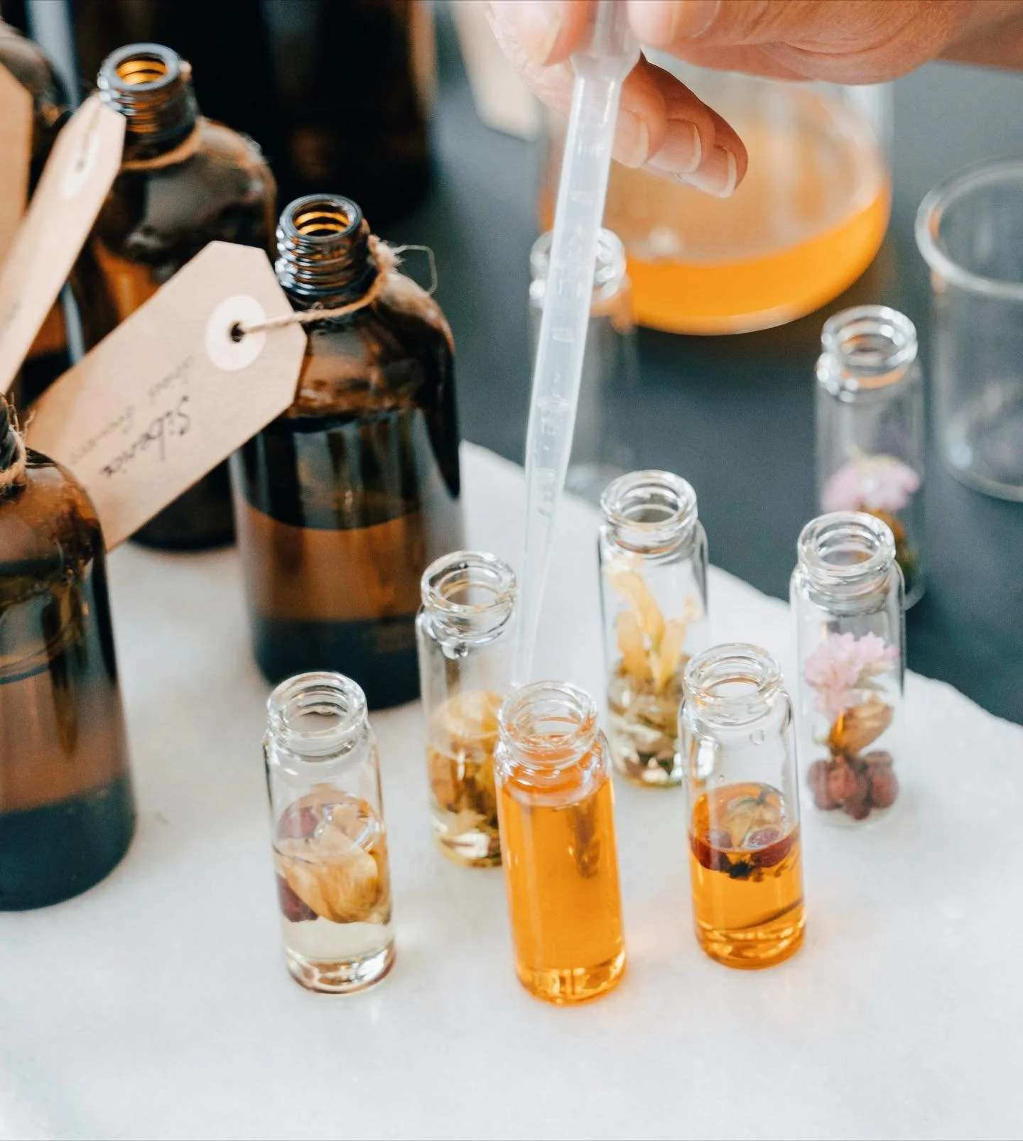 𝐀𝐧 𝐞𝐱𝐩𝐞𝐫𝐢𝐞𝐧𝐭𝐢𝐚𝐥 𝐚𝐧𝐝 𝐦𝐢𝐧𝐝𝐟𝐮𝐥 𝐰𝐨𝐫𝐤𝐬𝐡𝐨𝐩 𝐭𝐨 𝐜𝐫𝐞𝐚𝐭𝐞 𝐲𝐨𝐮𝐫 𝐬𝐢𝐠𝐧𝐚𝐭𝐮𝐫𝐞 𝐛𝐥𝐞𝐧𝐝 
Take a slow, nourishing pause and craft a roller that is uniquely yours.

In this experiential journey at 𝐖𝐞𝐥𝐥𝐧𝐞𝐬𝐬 