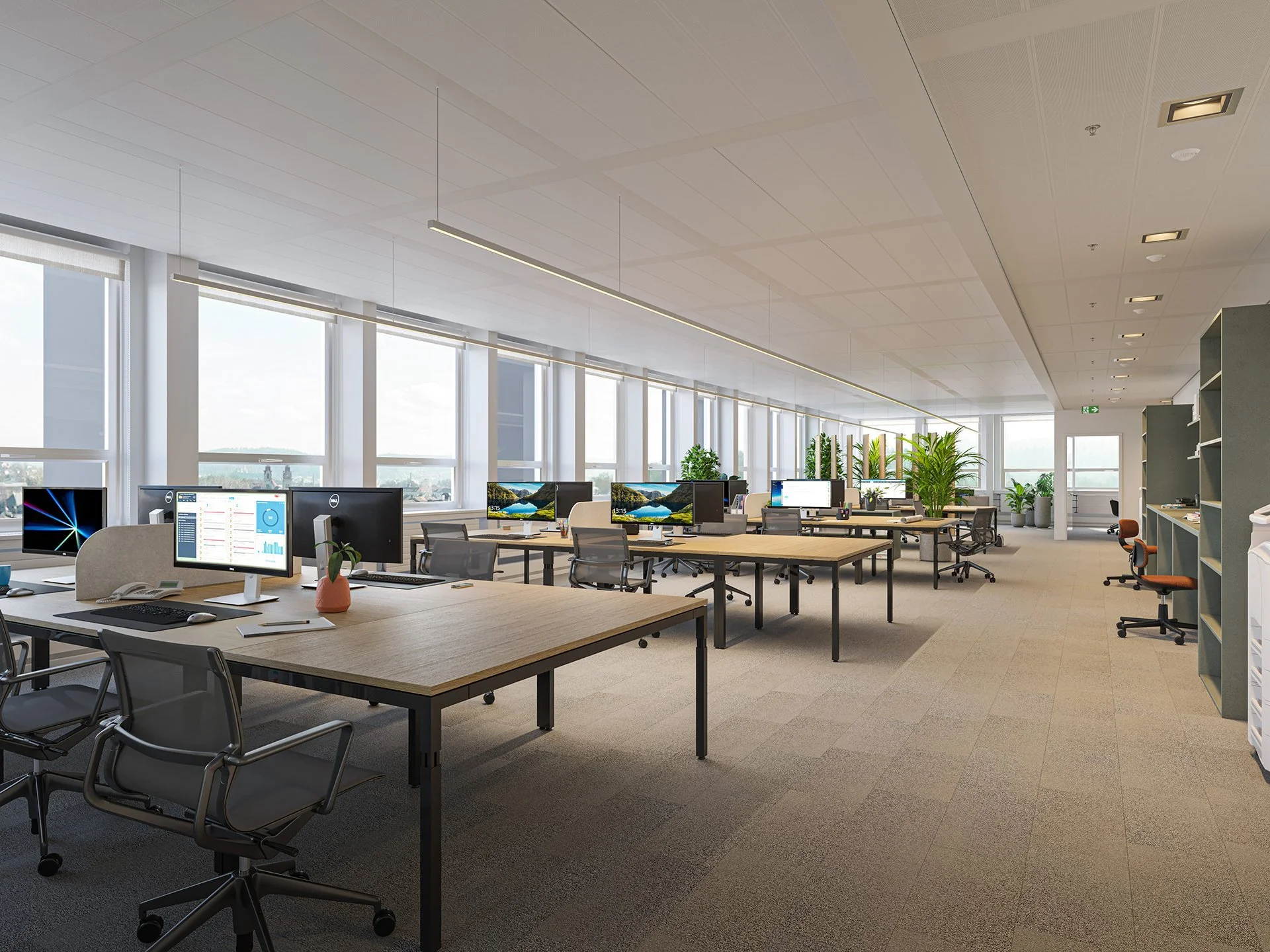 Offene Bürofläche mit mehreren Schreibtischen, Computern und Pflanzen, große Fenster mit Stadtblick, helle und moderne Arbeitsumgebung.