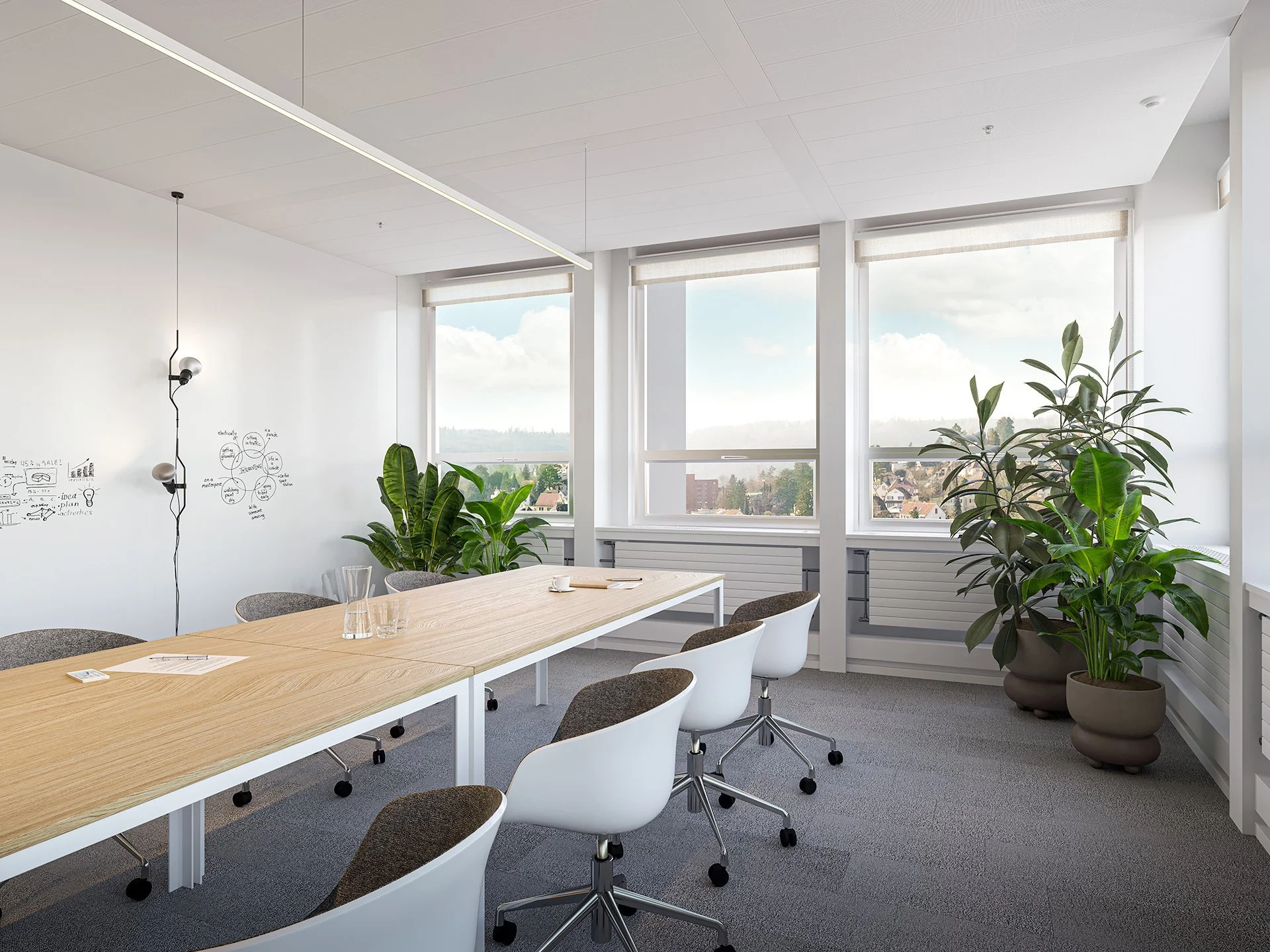 Ein modernes Büro mit weißen Wänden, großen Fenstern, einem langen Holztisch, weißen und grauen Drehstühlen, mehreren großen Zimmerpflanzen und einem Whiteboard mit Skizzen an der Wand.