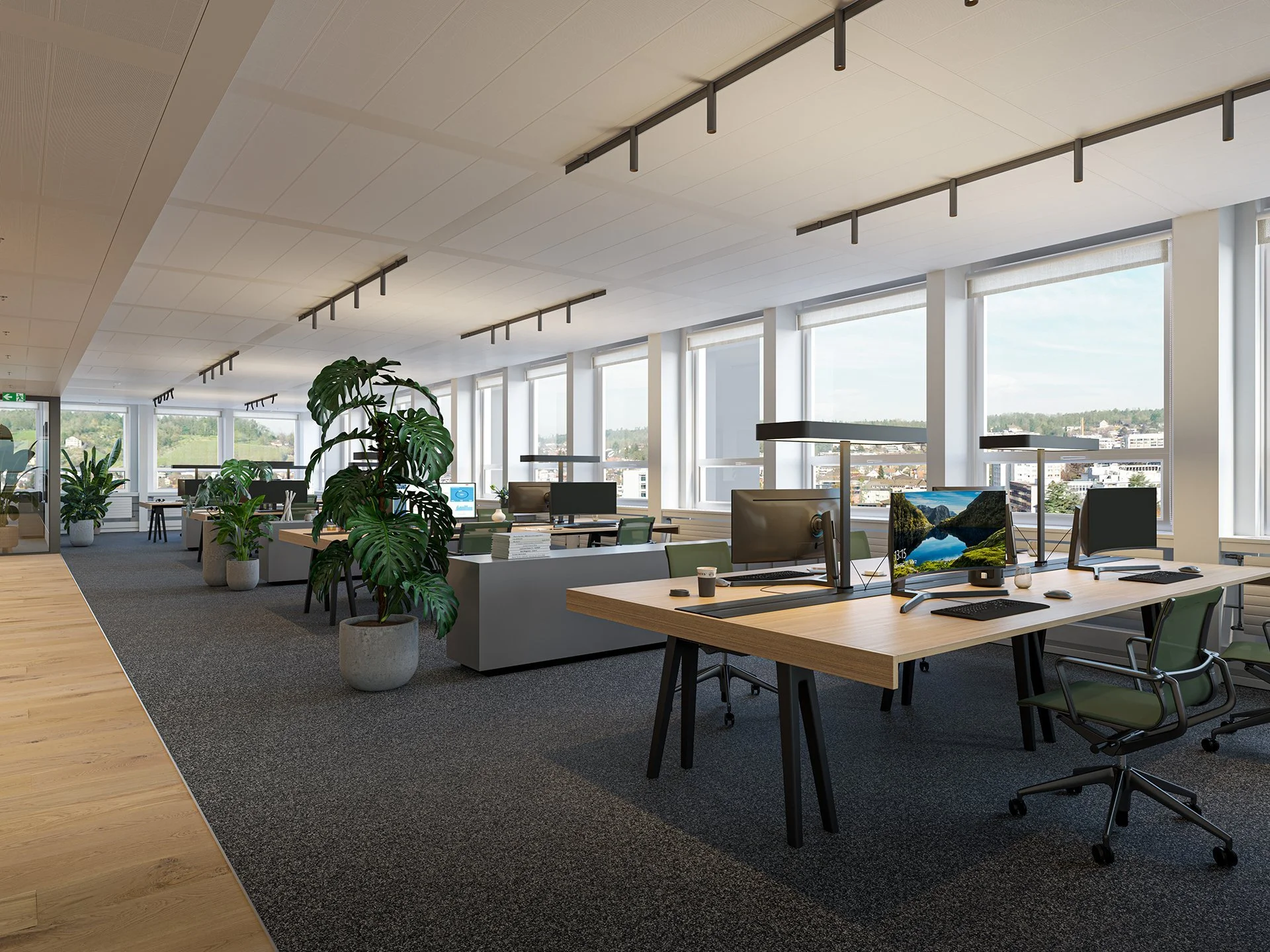 Ein helle moderne Büro mit großen Fenstern, Schreibtischen, Computern, Bürostühlen und Pflanzen, die viel Tageslicht hereinlassen.