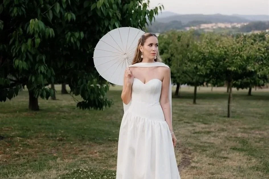 Timeless wedding at Solar de Vila Meã in Porto, Portugal with romantic atmosphere and classic aesthetics