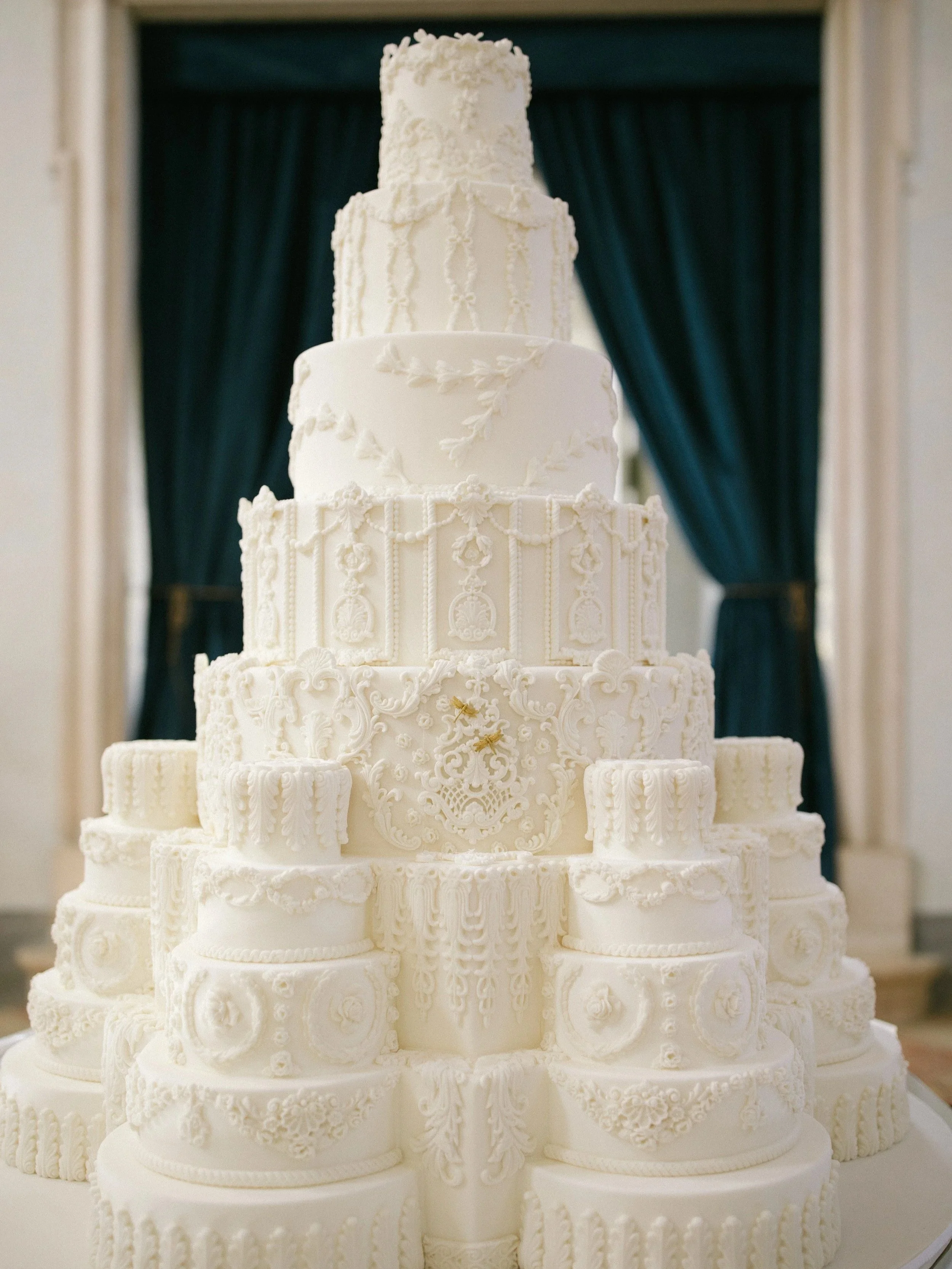 Portugal wedding, cake designer, Julie Deffense, creating elegant and bespoke wedding cakes for destination weddings