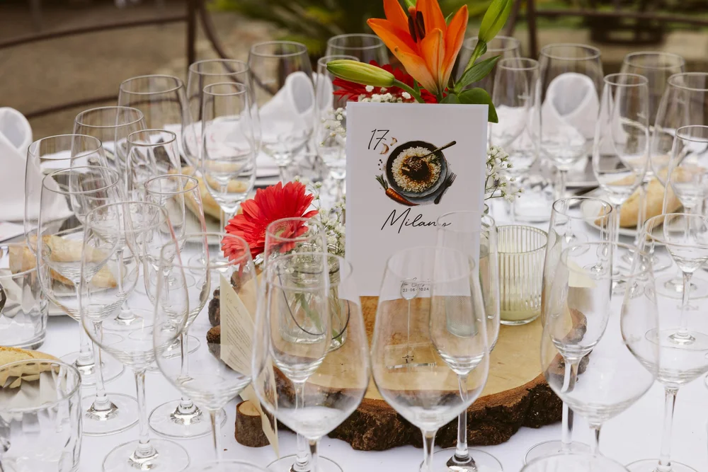 Mesa del banquete con minuta y centro floral