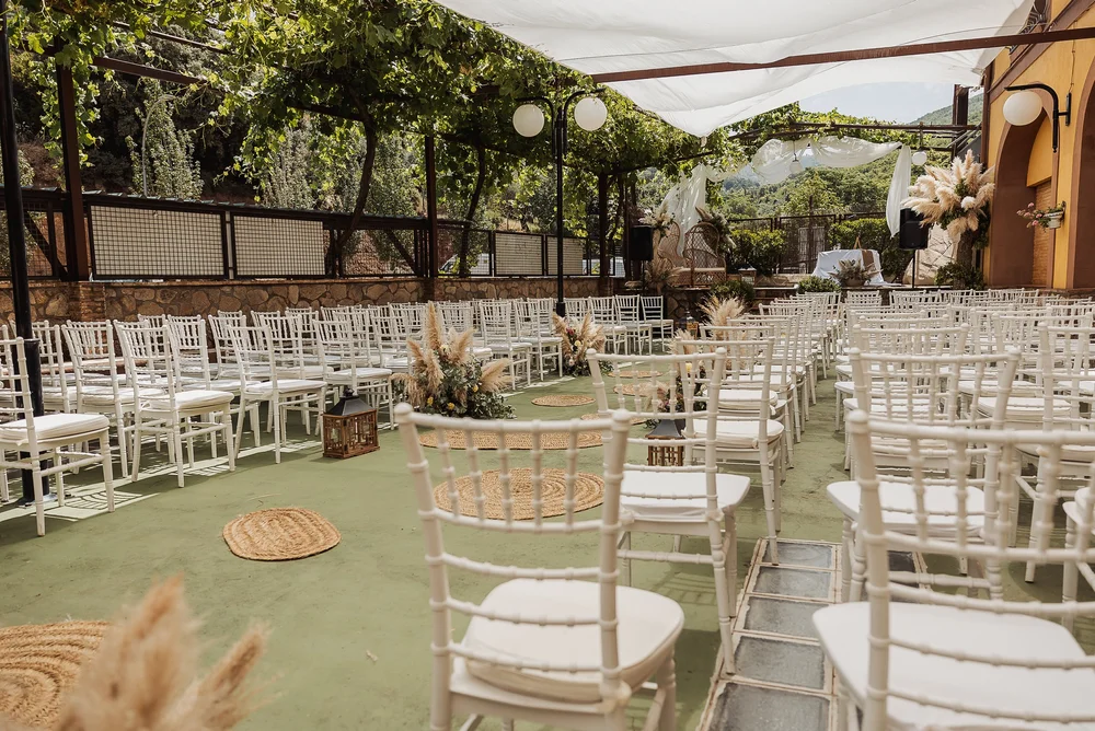 Ceremonia al aire libre preparada en un jardín