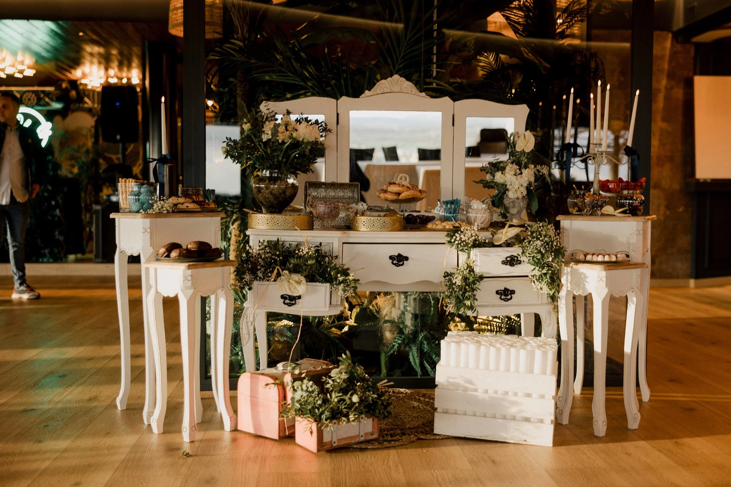 Candy Bar y mesas dulces personalizadas para bodas, comuniones y eventos especiales, con decoración elegante, temática única, chuches, tartas y postres variados para sorprender a todos los invitados.