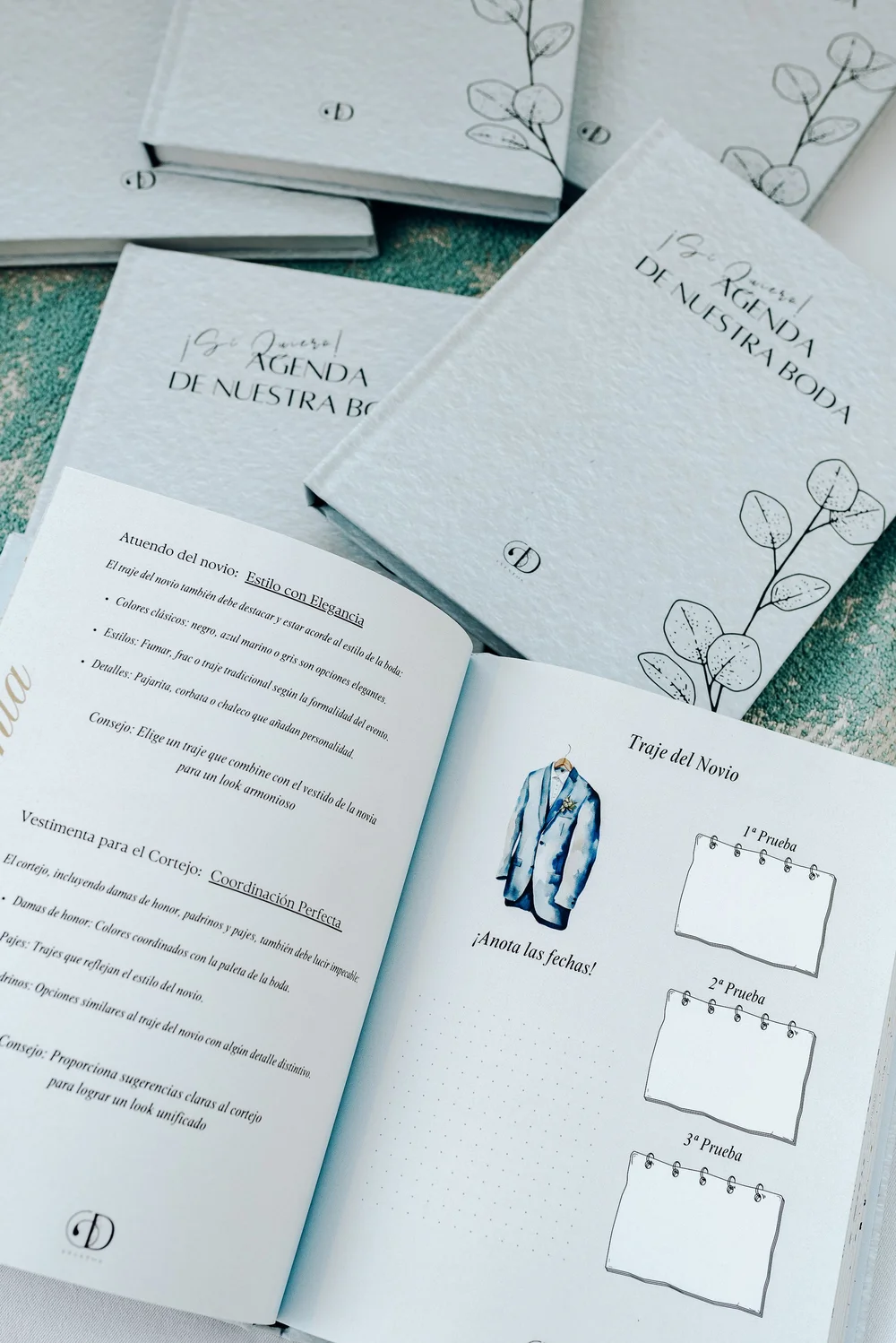 Páginas interiores de la agenda ¡Sí, quiero! con ilustraciones en acuarela