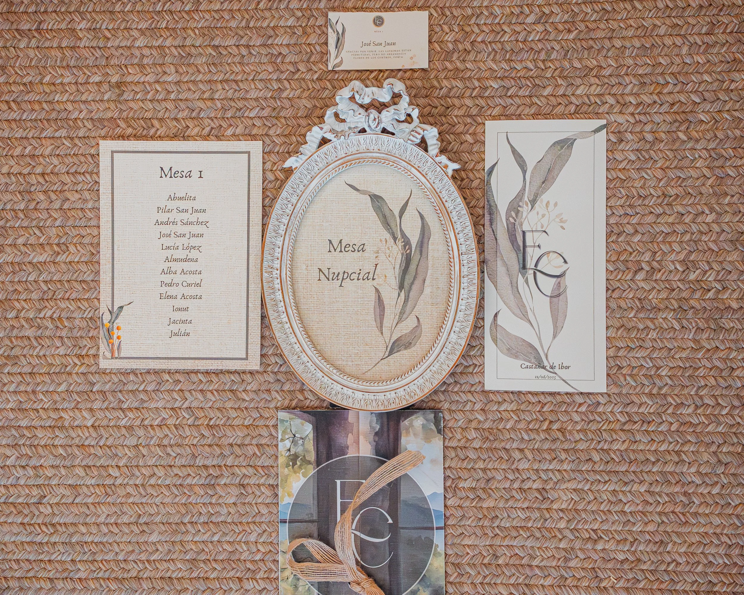 Branding de boda elegante con papelería personalizada: seating plan, mesero y tarjetas con diseño botánico minimalista en tonos neutros y detalles naturales.