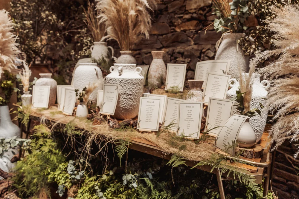 Seating de estilo natural con pampas y cerámica