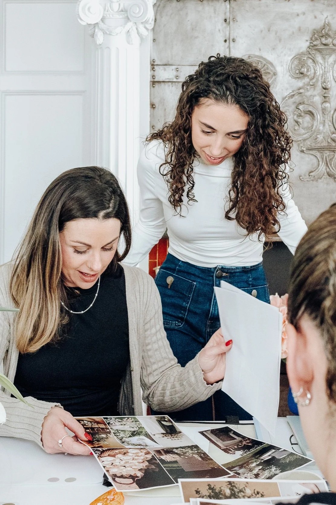 Hablando con proveedores para una boda organizada por Carmen Davinia Eventos