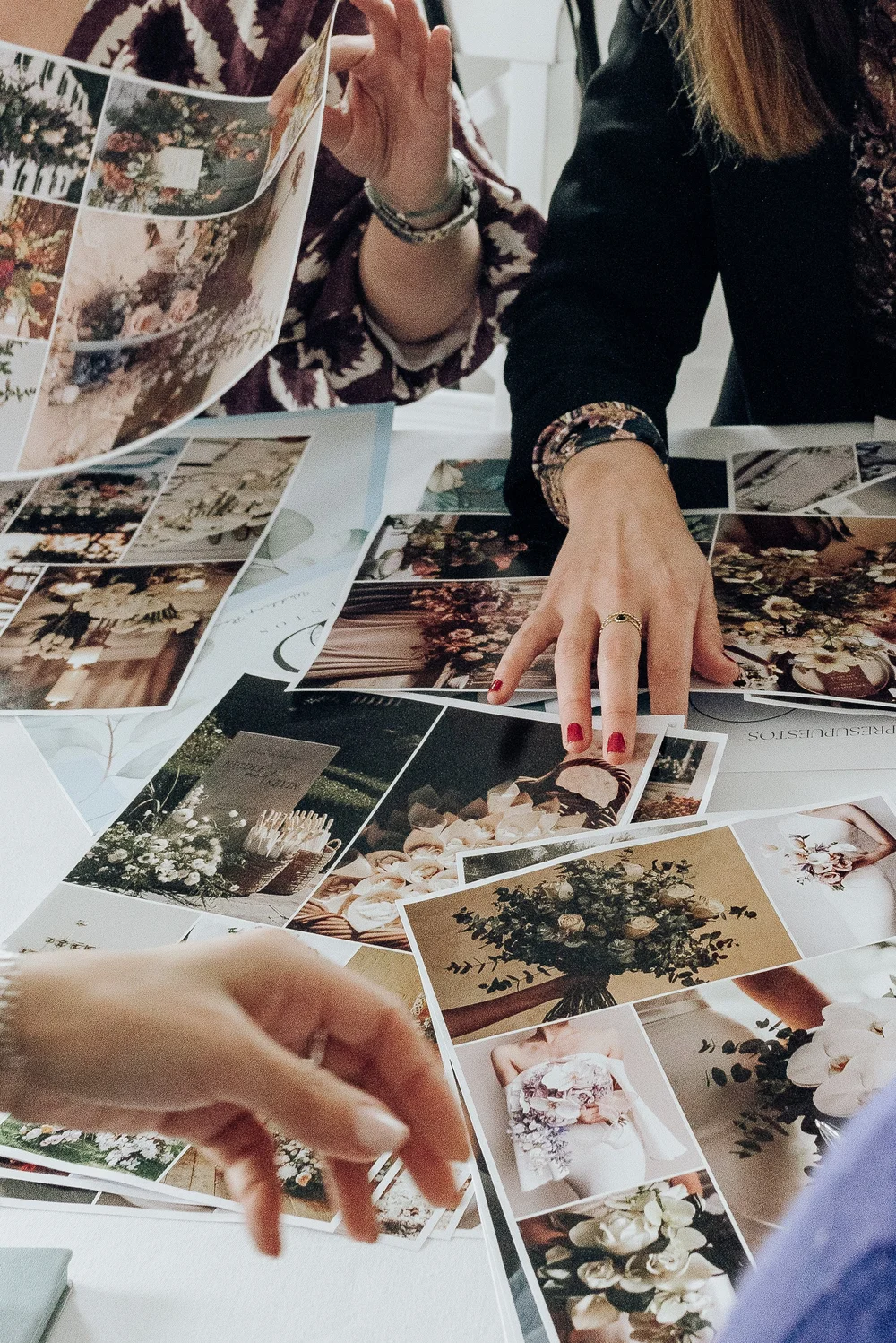 Moodboard de una boda sobre la mesa de trabajo