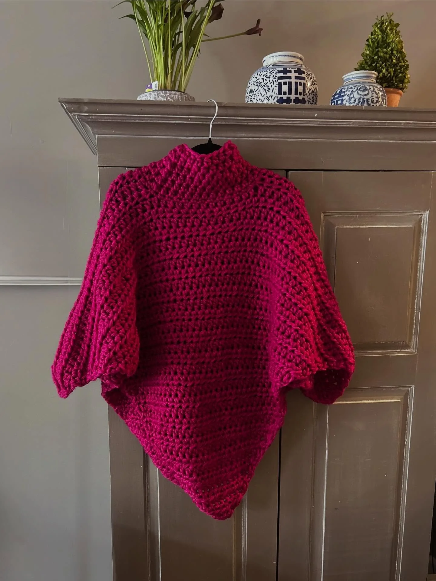 I made my amazing aunt this custom hot pink poncho 🩷🩷 it was my first time making anything like this and although it was a bit of a trial and error process we both love the results!! 🌸💖🌷🦩