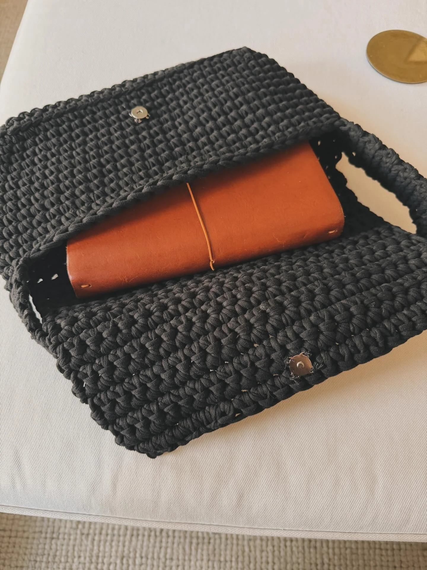 New bag alert ‼️ here is the Baguette Bag (with a flap and a magnetic closure to make sure everything is nice and secure)