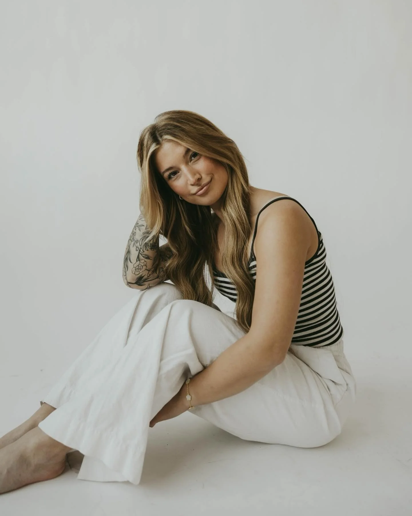 the beautiful @locksbyabby ✨🤍

// studio session, Minnesota photographer, headshots, branding photos, hair stylist branding, studio photoshoot, posing ideas, Minneapolis photographer, wedding photographer