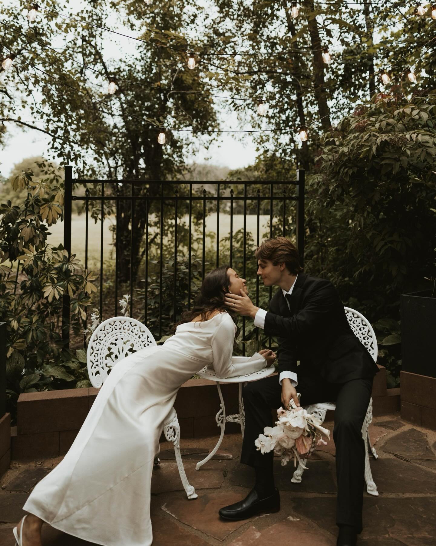 dreaming of these romantic garden bridals 🍇✨🌿🍸

Host: @emma.rosephoto 
Photographer: @haileyannphoto 
Planning: @magnoliatreeweddings 
Florals: @louna.studios 
Model: @victoriaabloomquist
Venue: @trellis.weddings 

Bridal portraits, wedding photog