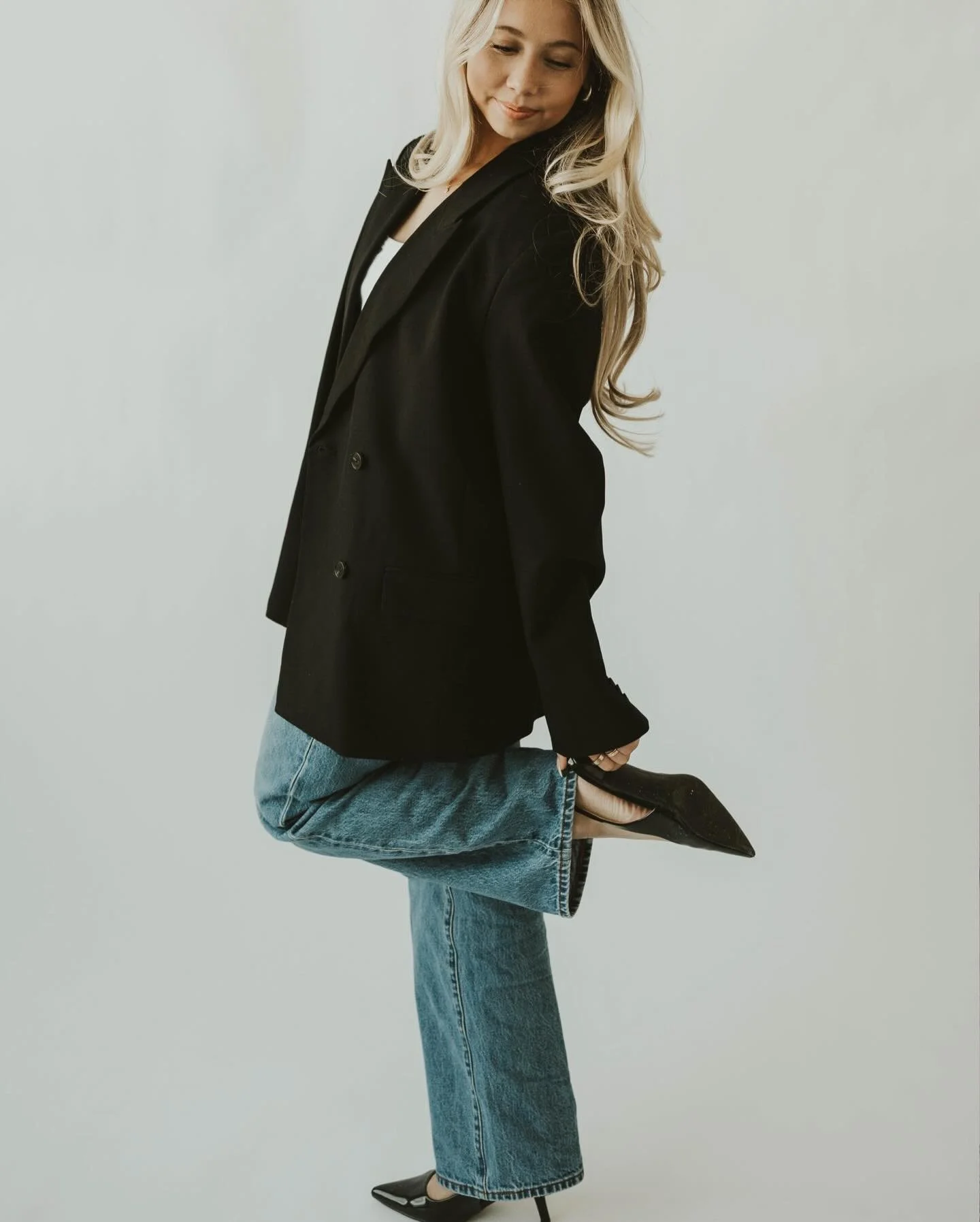 your hair girl @styledxalissa 🤍✨🦢

key words // branding shoot, hairstylist branding, studio session, minnesota, Minneapolis photographer, destination photographer, branding session, headshots