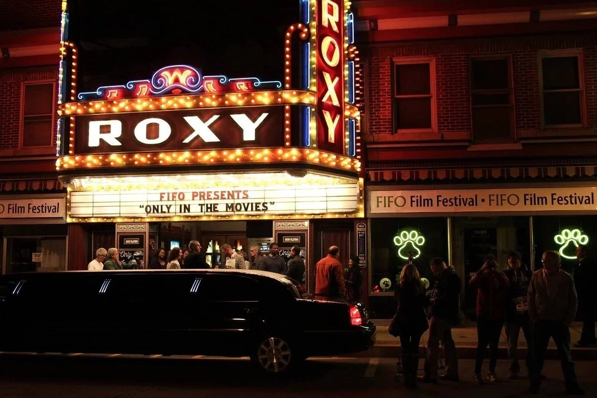 El Roxy Theatre y On The Rox: Historia viva de la música en Sunset Strip de Los Angeles.