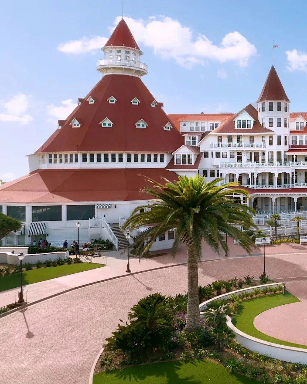 El Hotel del Coronado: Un &iacute;cono hist&oacute;rico
frente al mar

Inaugurado en 1888, el Hotel del Coronado es uno de
los destinos m&aacute;s emblem&aacute;ticos de San Diego y un
Tesoro Nacional de los Estados Unidos. Este hotel,
famoso por su 