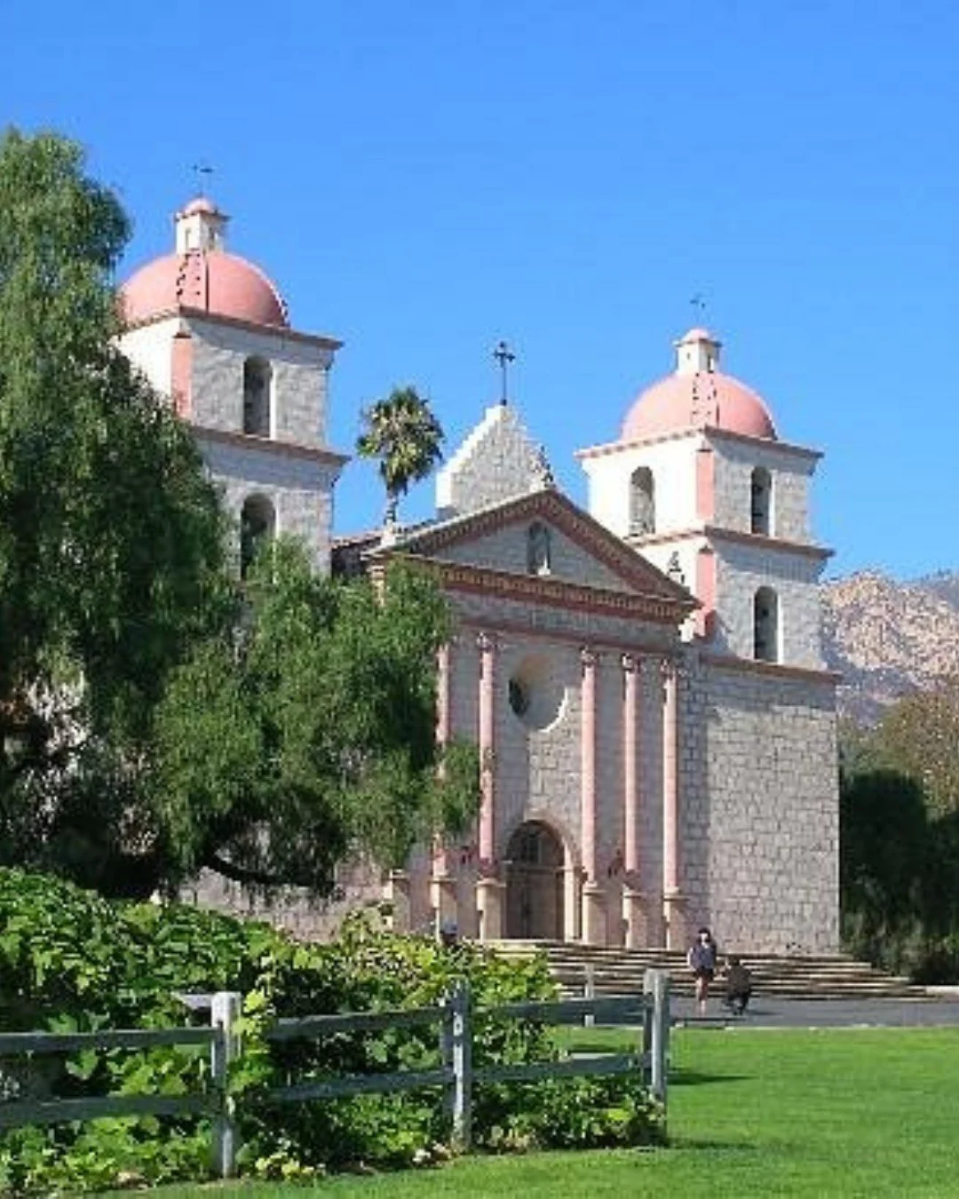 Old Mission Santa Barbara
Santa Barbara California

La Reina de las Misiones: Old Mission Santa Barbara.
Este sitio hist&oacute;rico de 1786 no es solo una joya
arquitect&oacute;nica, sino un testimonio vivo de la historia de
California.

Puntos para