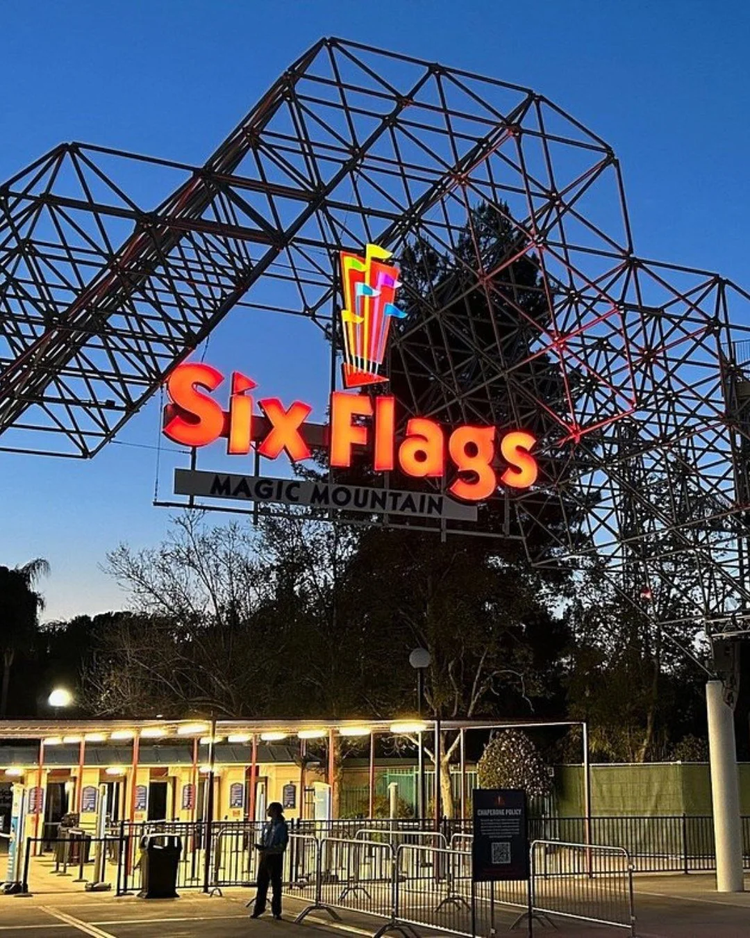 Six Flags Magic Mountain en 2026:
Los Angeles CA

El Parque en Breve:
Ubicado al norte de Los &Aacute;ngeles, se mantiene como la
"Capital de las Monta&ntilde;as Rusas" con un r&eacute;cord de 20
atracciones de este tipo. Actualmente atravi