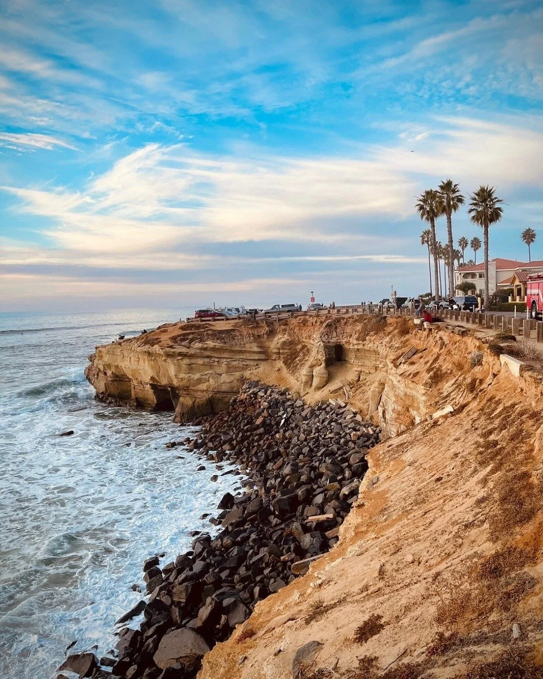 Donde el cielo se une con el Pac&iacute;fico.
Sunset Cliffs Natural Park, San Diego CA

No hay mejor lugar en San Diego para despedir el d&iacute;a
que Sunset Cliffs Natural Park. Sus acantilados
dorados ofrecen una vista ininterrumpida del horizonte