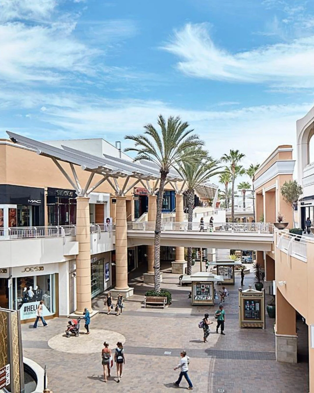 FASHION VALLEY
San Diego CA

Fashion Valley se consolida como el destino de
compras de lujo definitivo en San Diego. Este centro
comercial al aire libre combina una arquitectura
moderna con una selecci&oacute;n exclusiva de las marcas
m&aacute;s infl