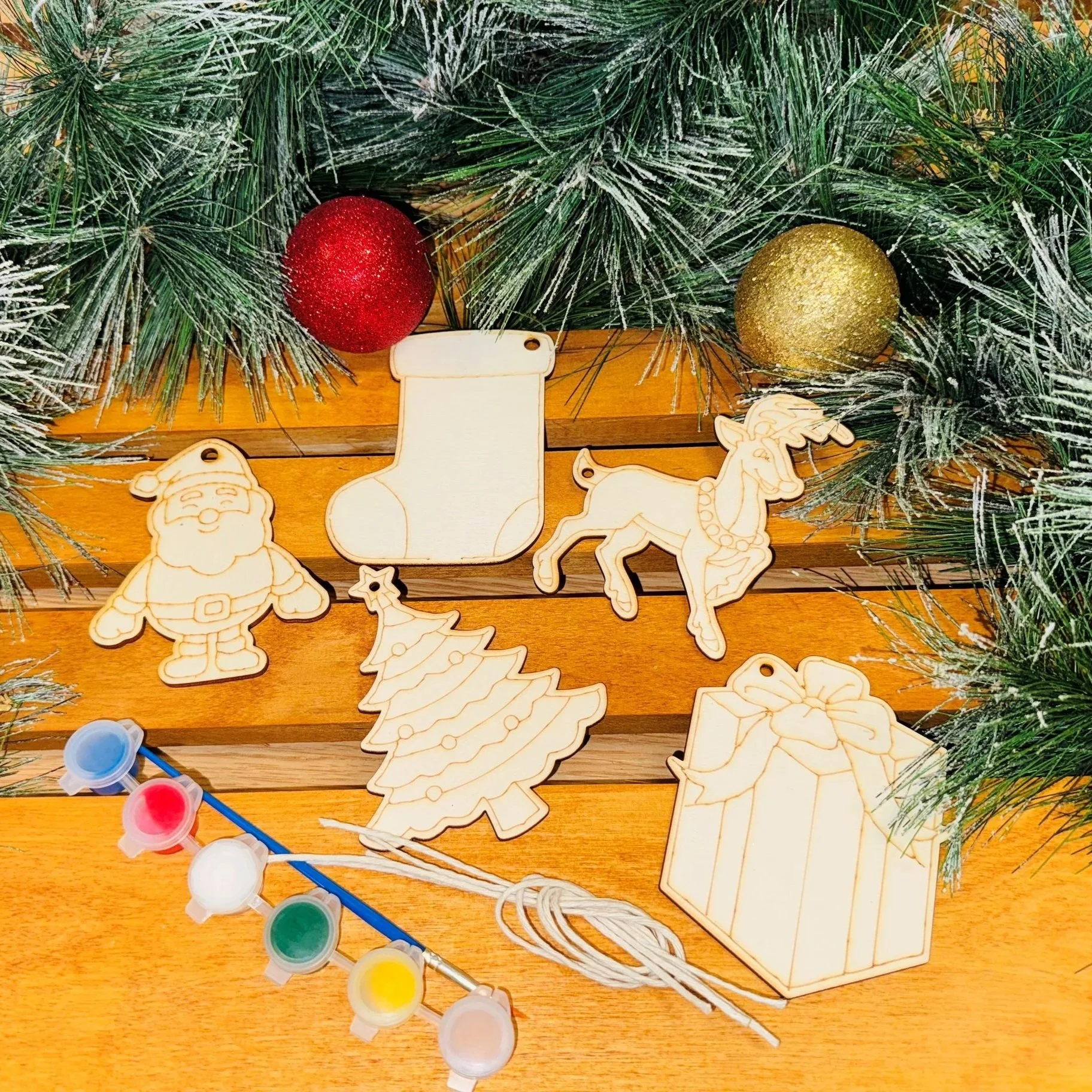 Wooden Colour-Your-Own Bauble Kit