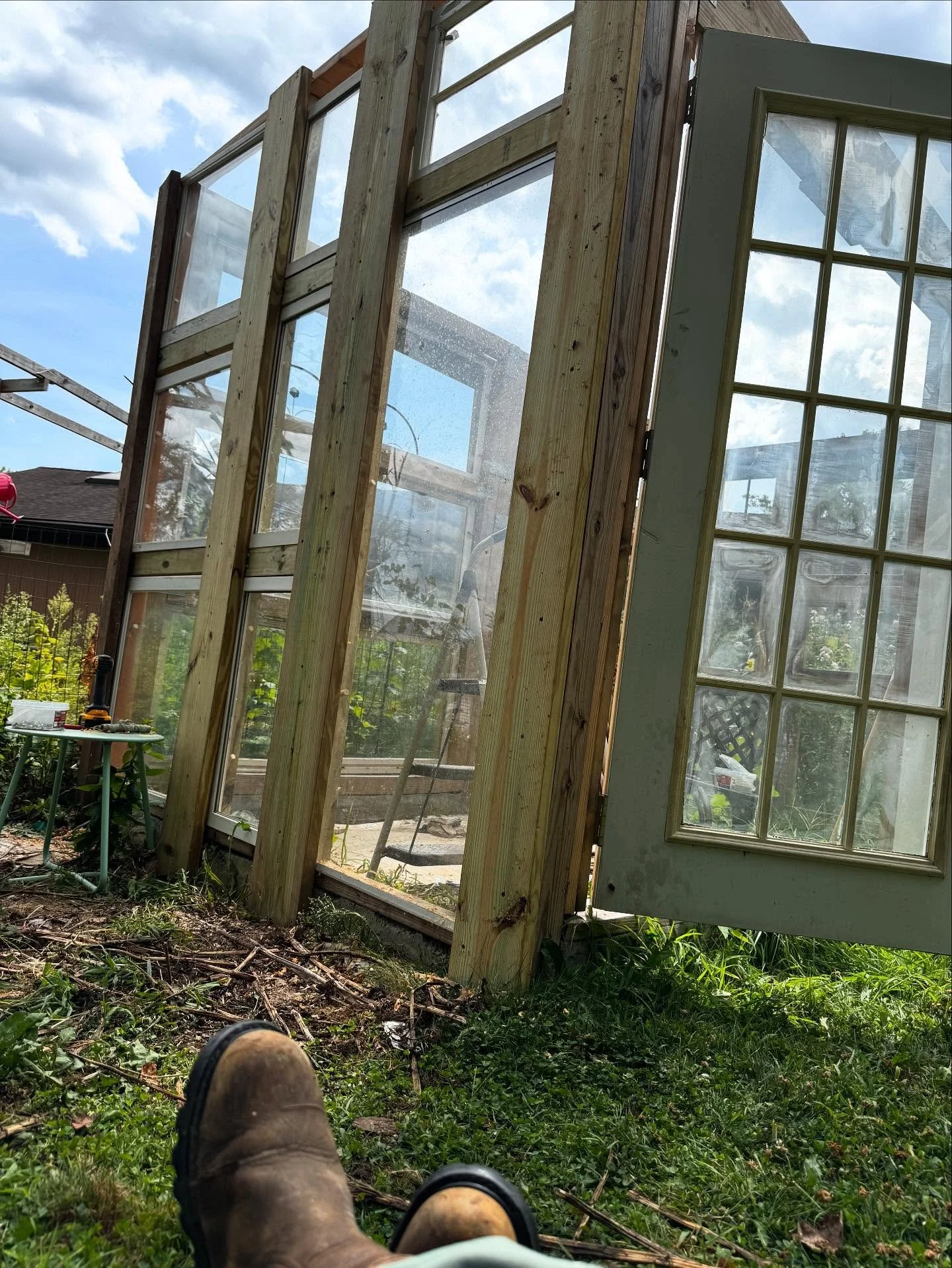 ✨ Greenhouse progress update ✨
The fourth and final wall is up! 🪟 Today I finished fitting the last set of windows, and now I&rsquo;m sitting here with a coffee just soaking it in. What started as a pile of old doors and salvaged windows is finally 
