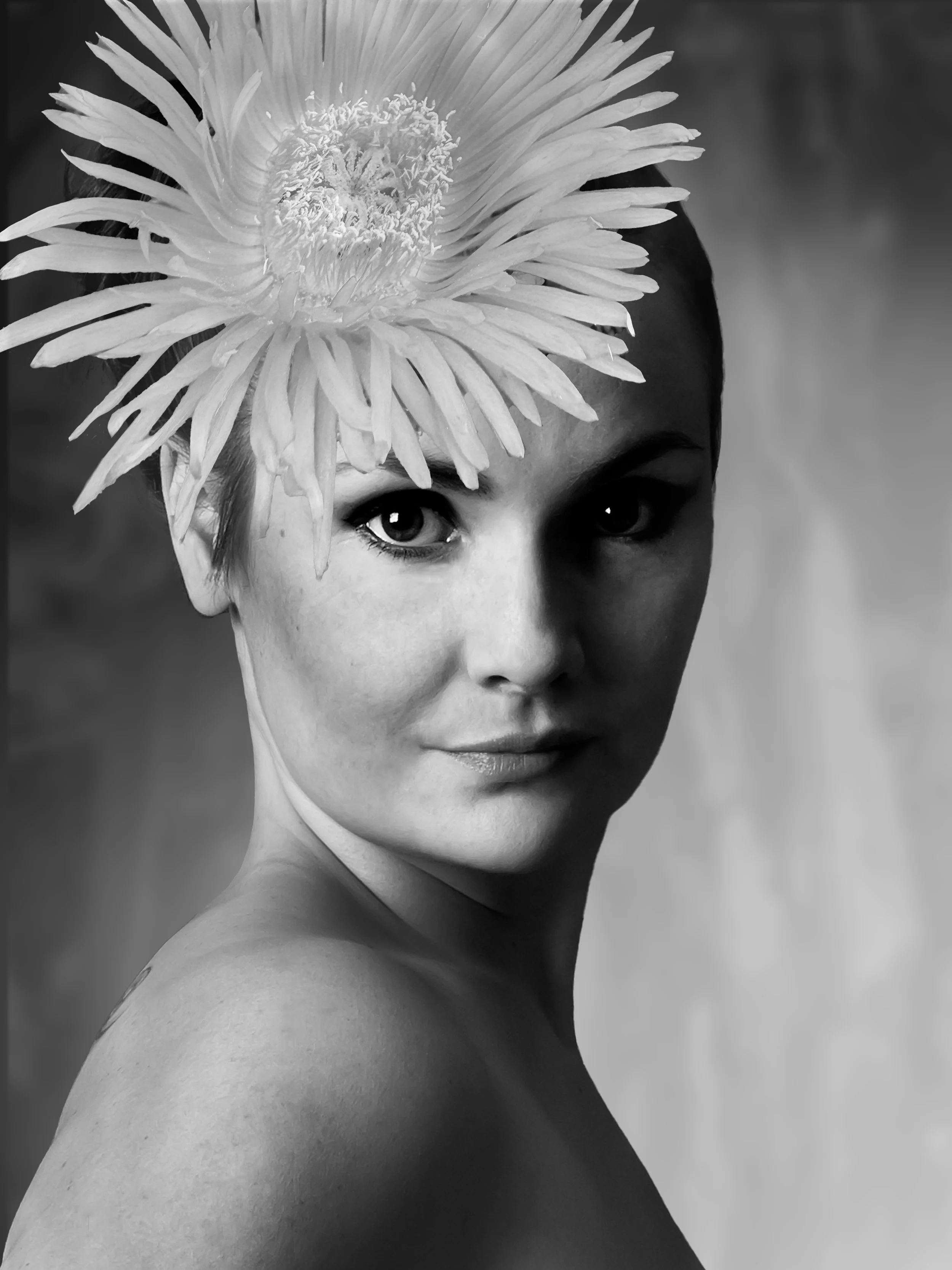 Emilie med blomst_1 Final.jpg