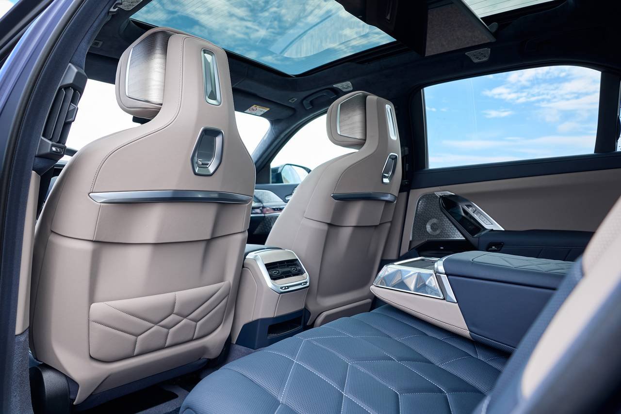2024_bmw_i7_sedan_m70_detail_oem_4_1280x855.jpg