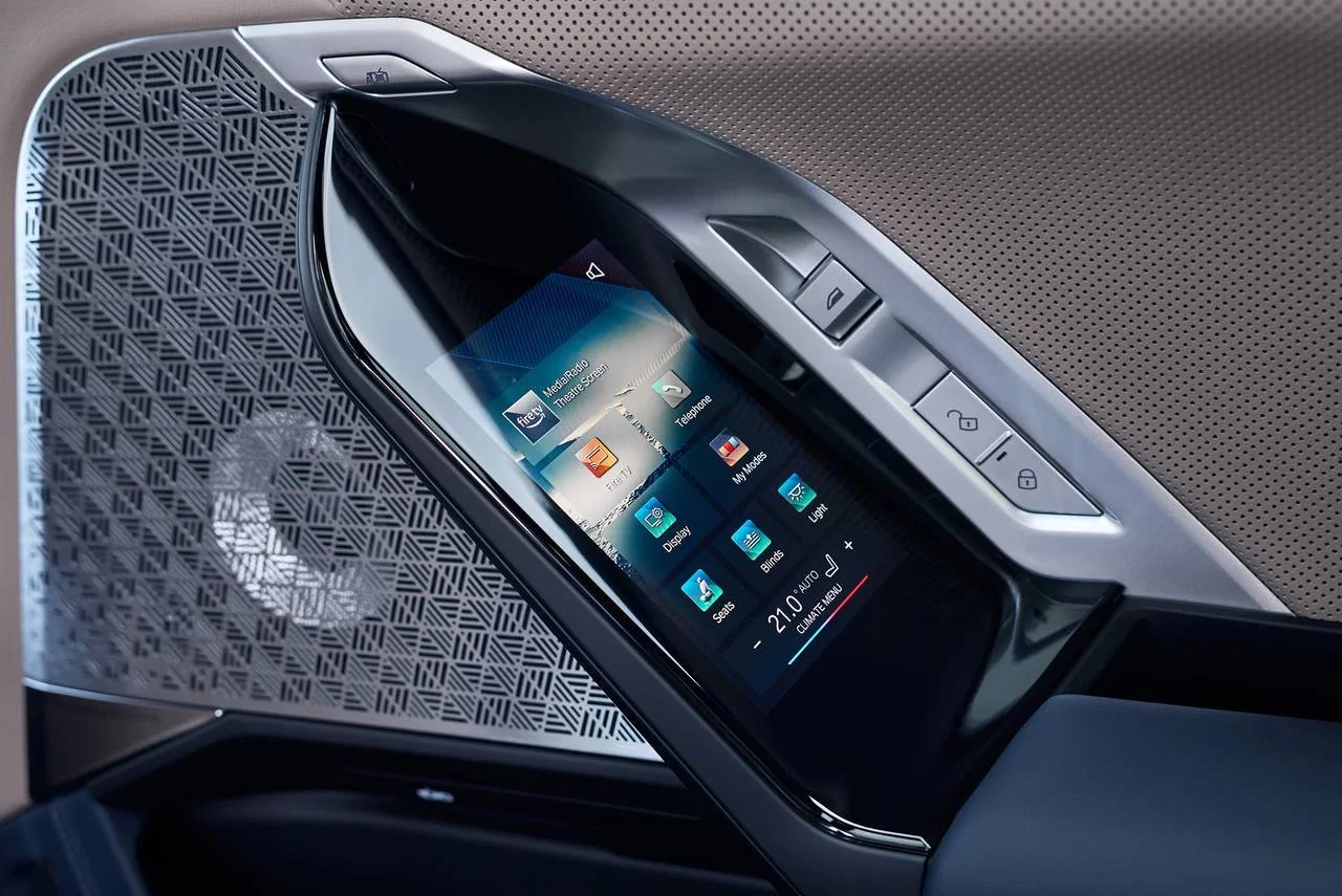 2024_bmw_i7_sedan_m70_detail_oem_6_1280x855.jpg