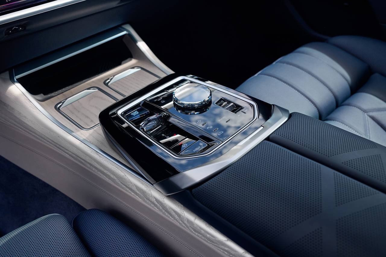 2024_bmw_i7_sedan_m70_shf_oem_2_1280x855.jpg