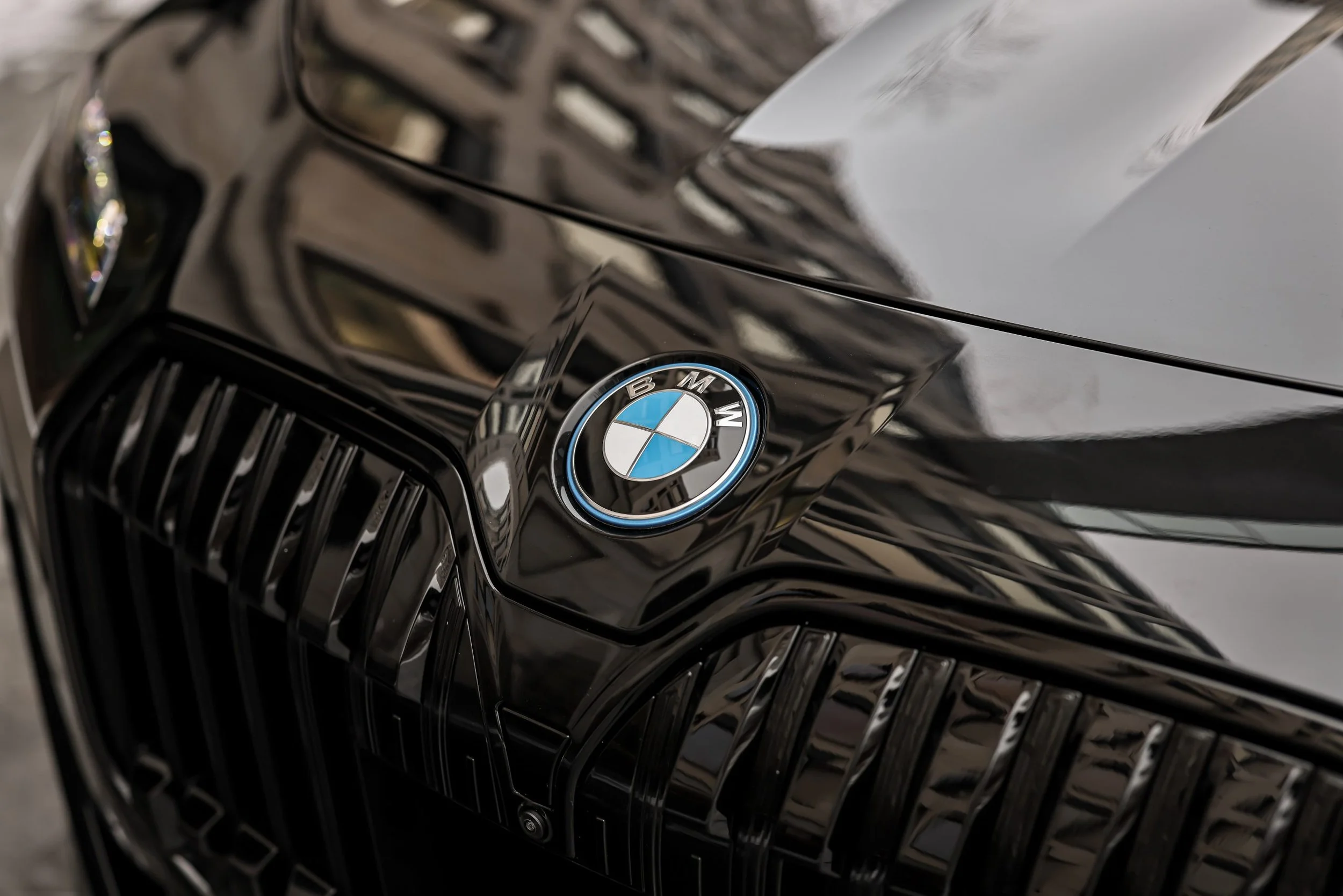 BMW i7 m70 front fender electric chauffeur vehicle premium transport Hamburg