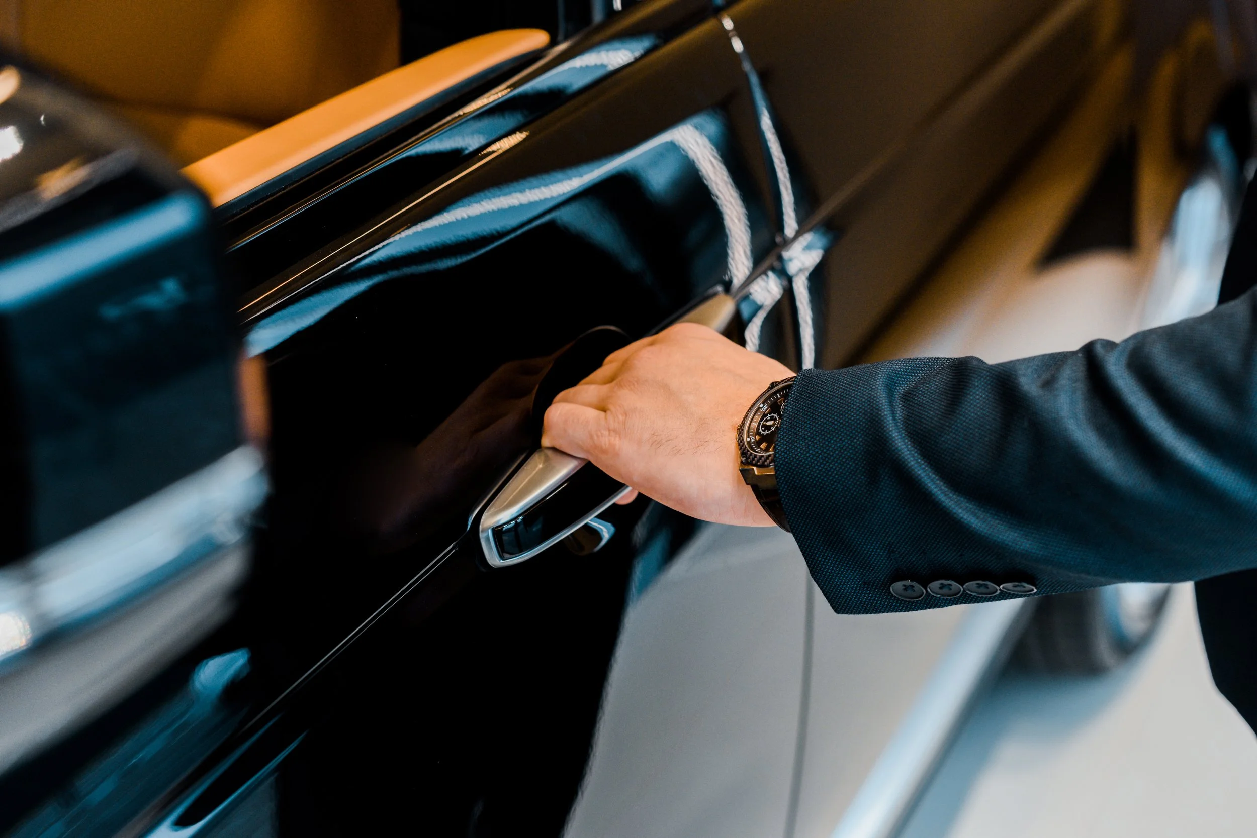 White glove chauffeur service BMW i7 door opening luxury transport Hamburg