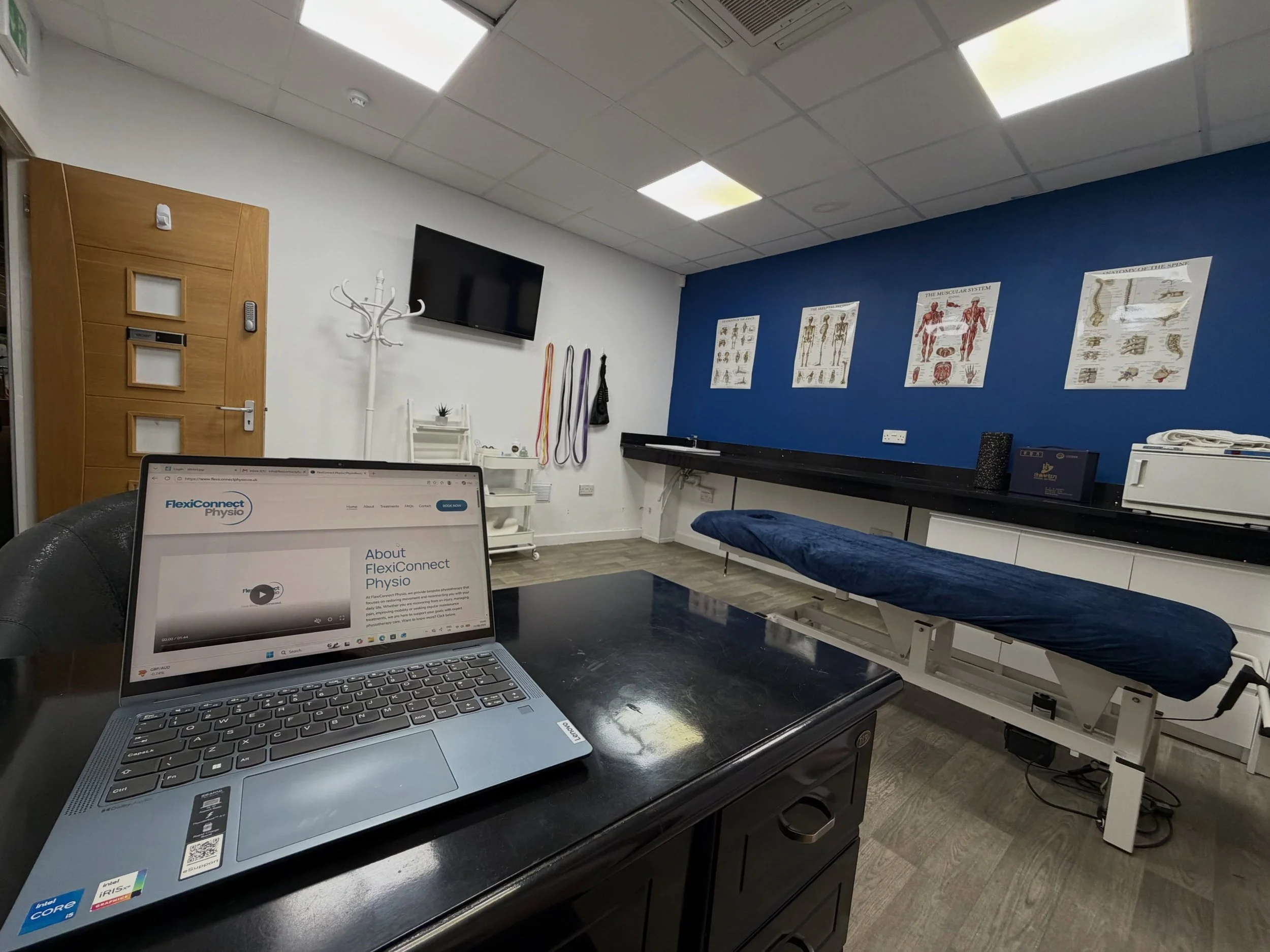 Clinic was looking good yesterday, welcoming it&rsquo;s first clients last night 🙌 

1. Ankle Injury
2. Full lower body massage
3. Neck pain

We&rsquo;ve already got our towel warmer, poster diagrams and much more, but plenty to add to the clinic ye