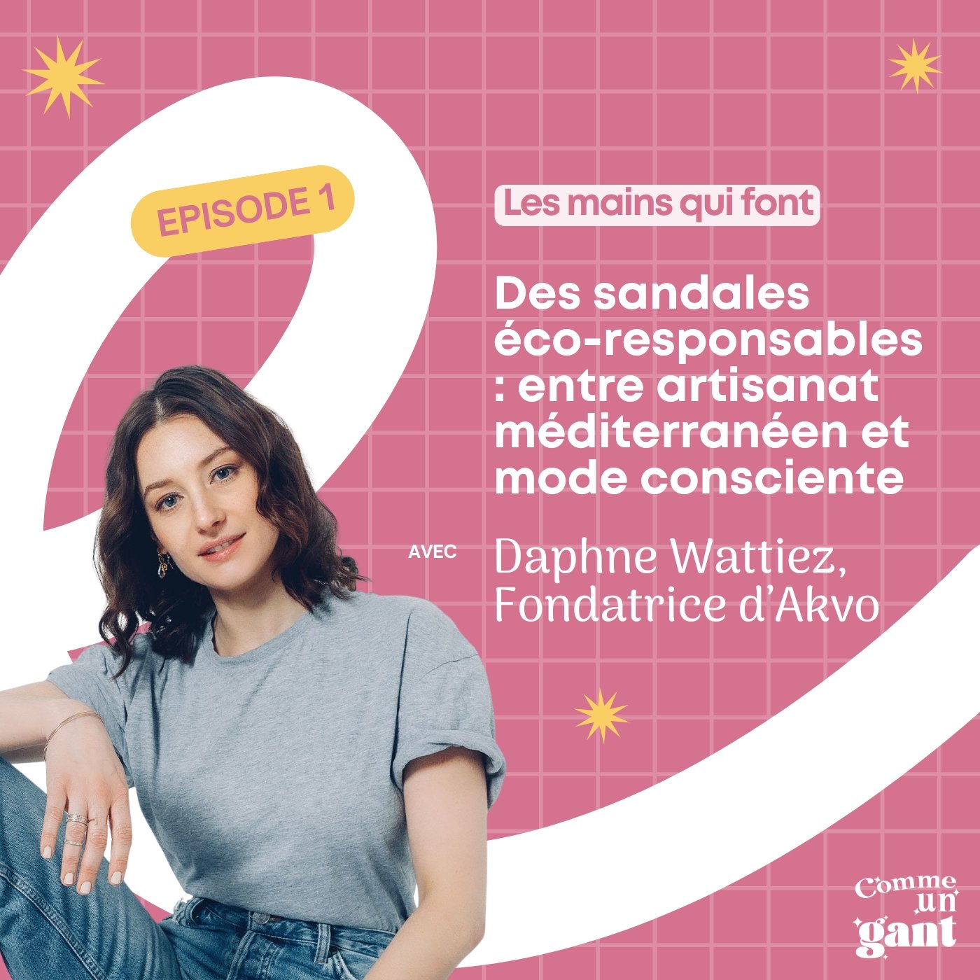 Une femme avec des cheveux bruns bouclés, portant un t-shirt gris et un jean, assise de côté avec un bras sur son genou, Daphné Wattiez d'AKVO. Série d'épisodes du podcast Les Mains qui font.