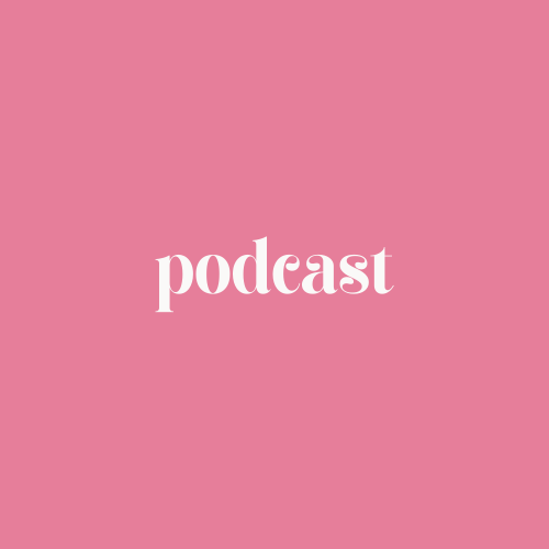 Logo de podcast avec fond rose et texte blanc 'podcast'