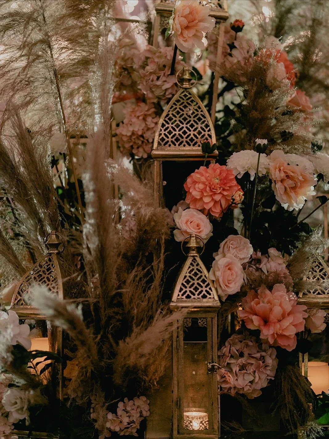 Golden light, soft blooms, and timeless romance; where every detail tells a story.

.
.
.
.
.
Planning: @kiweddings 
Design &amp; Florals: @prashe 
Venue: @renplanowest 
Photography: @weddings_by_bichara 

#kiweddings #kievents #ki #kiteam #kikilling