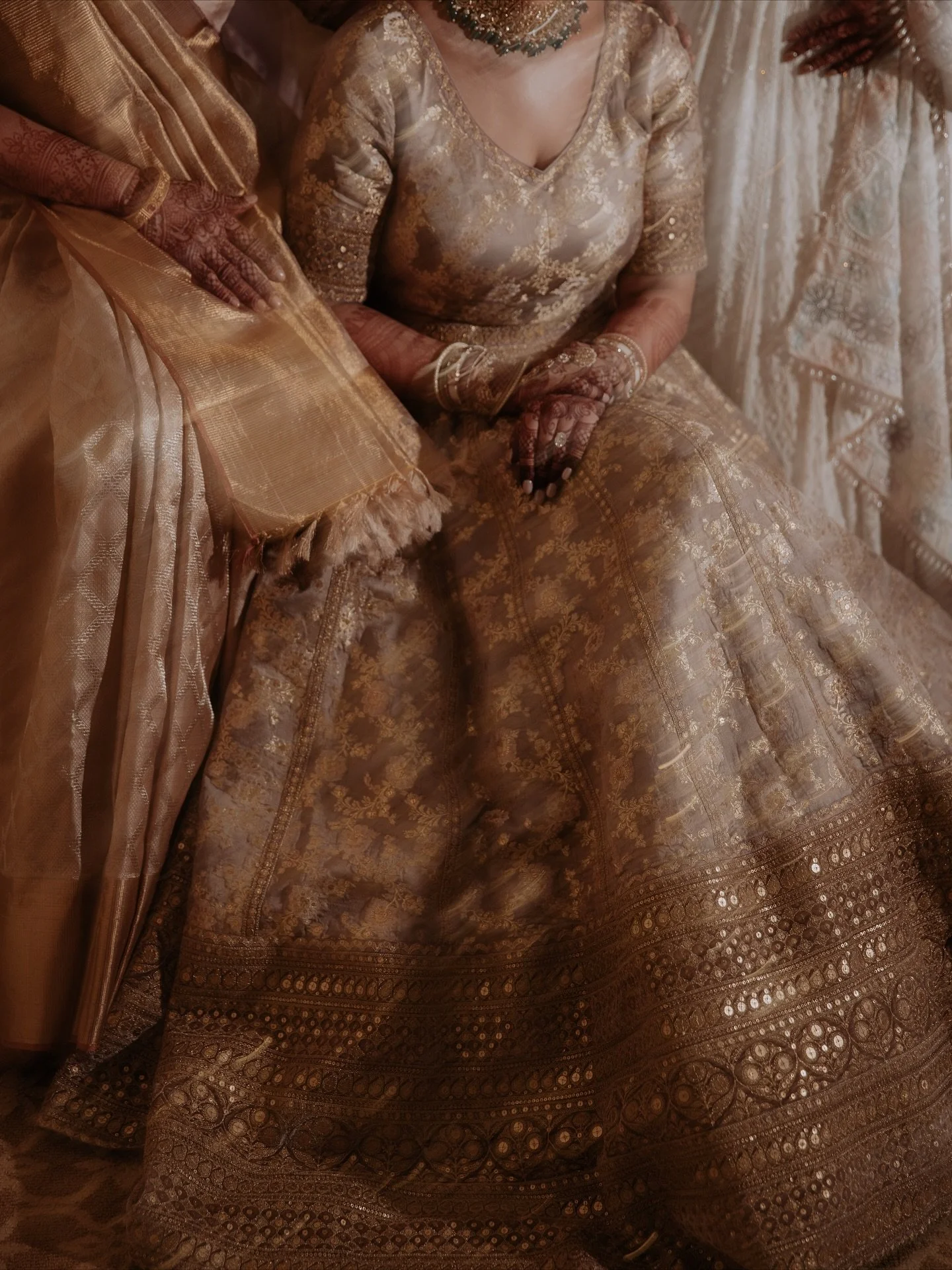 In the quiet moments before forever begins.

 Meha + Amish
.
.
.
.
Hotel: @omnilascolinas
Planning: @kiweddings
Decor+Floral: @dreamdecorsdesignhouse
Photographer: @ushnakhanphotography
Makeup: @ishnaeandco
Live Painting: @Livepaintingbycaroline

#Ki