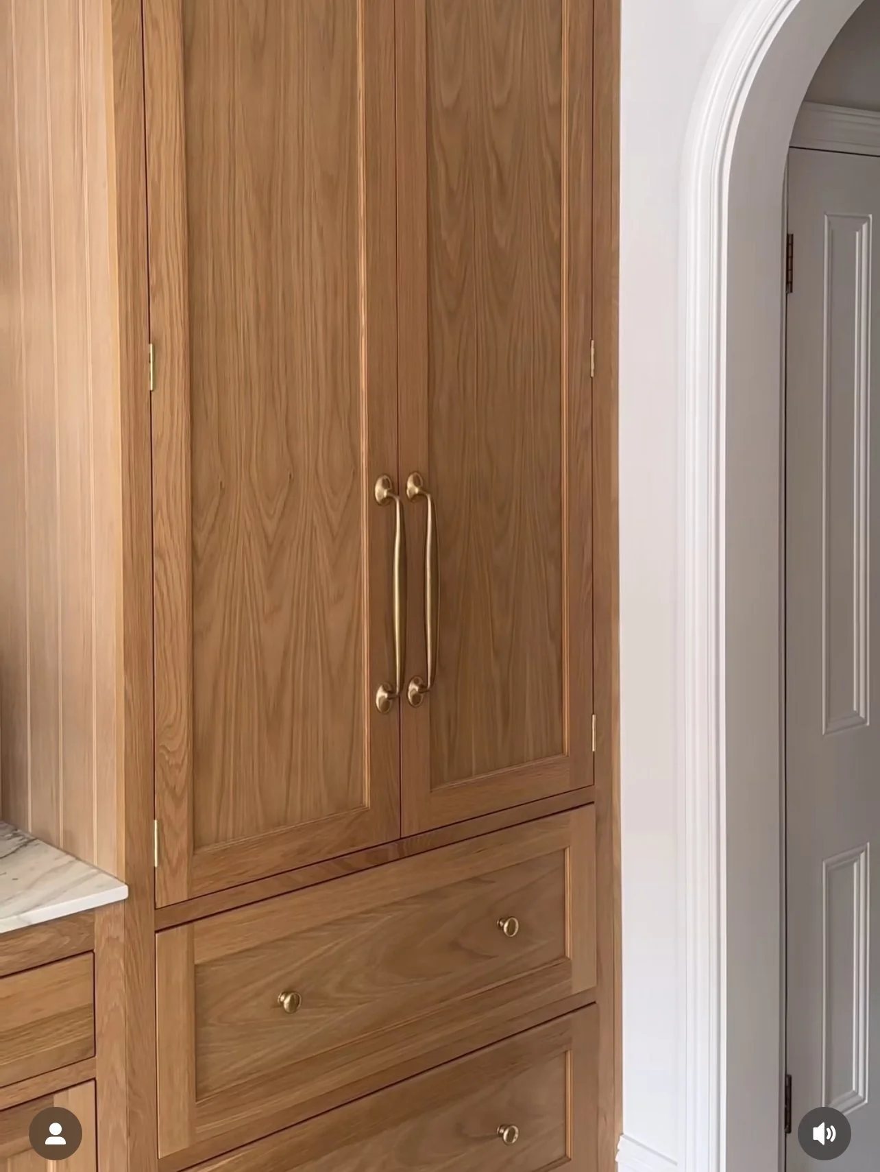 Plain sawn oak cabinets