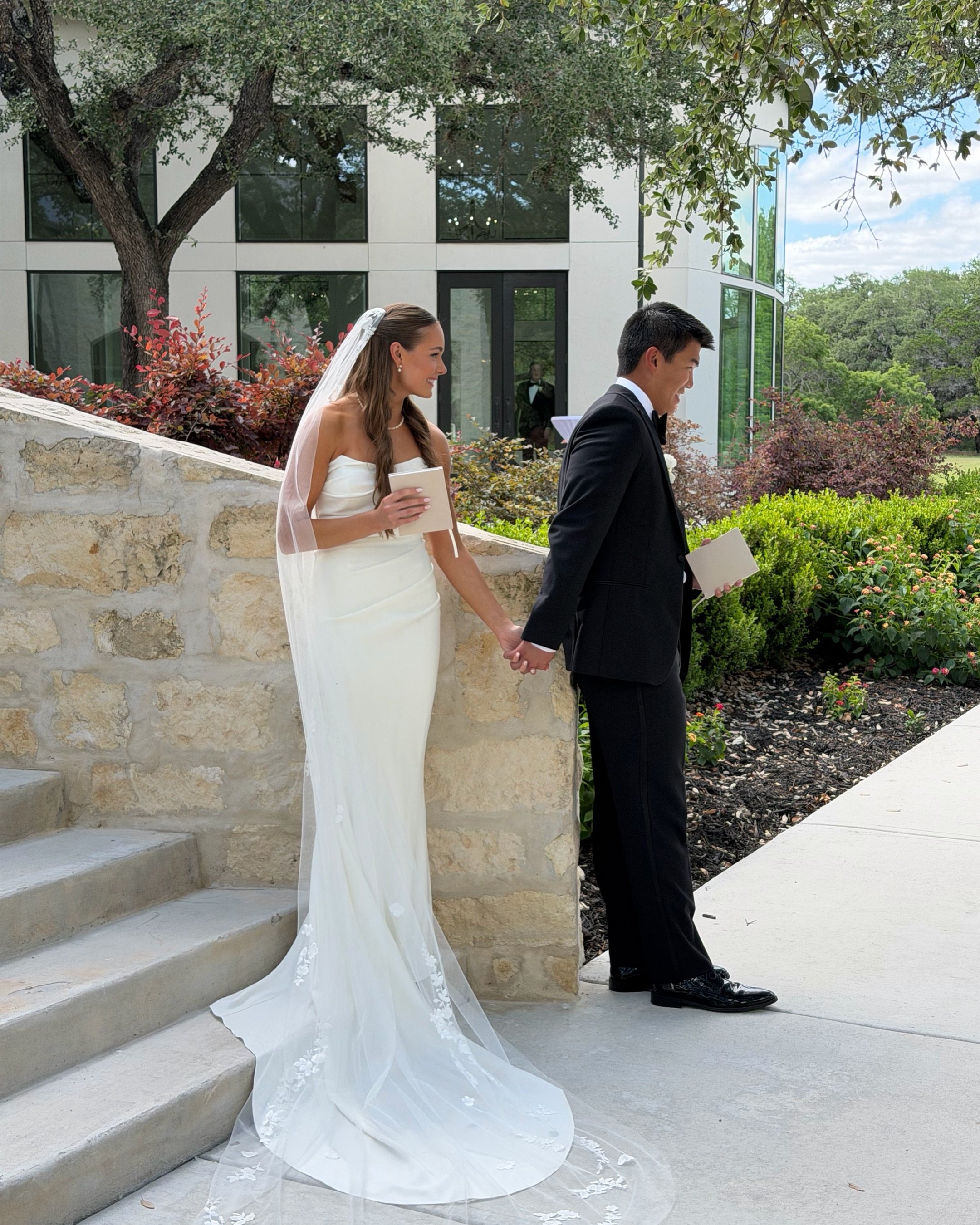 Doesn&rsquo;t get much better than an absolutely beautiful spring wedding in the Texas Hill Country!!!✨🤍🕊️🌷

((Canyon Lake is seriously my FAVE place ever)) 

Venue: @thepreserveatcanyonlake 
Planning: @catherine_theperfectday @theperfectdaynb 
Ph