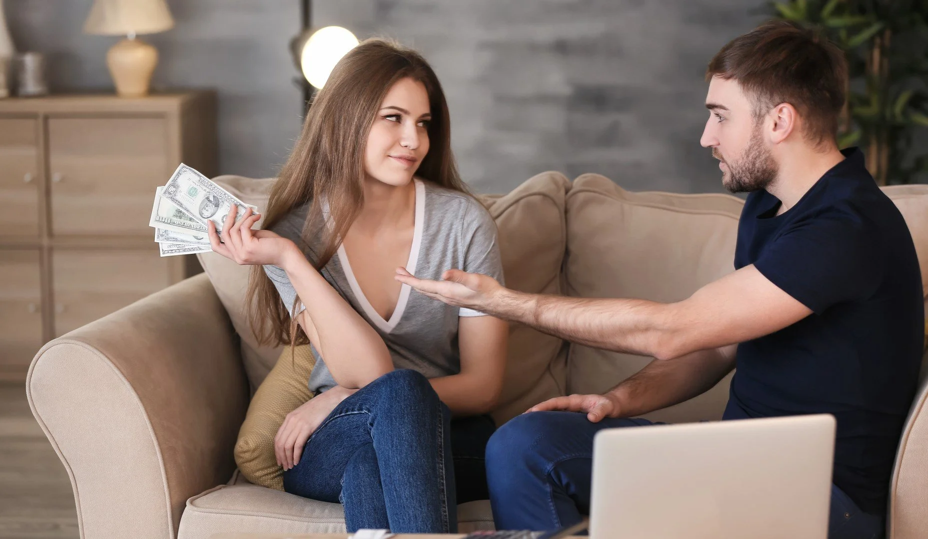 How to Manage Money in a Relationship