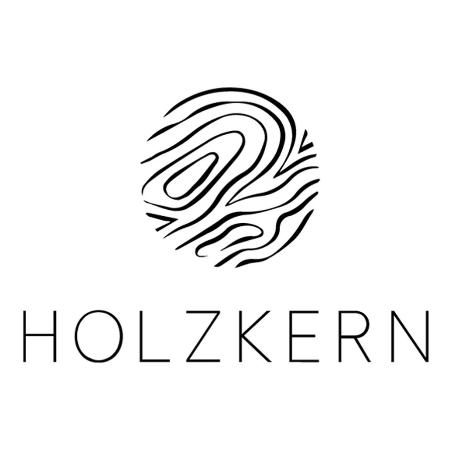 Schwarz-weiß Logo mit einer stilisierten Holzmaserung in der Form eines Auges oder einer ovalen Form, darunter der Schriftzug "HOLZKERN".