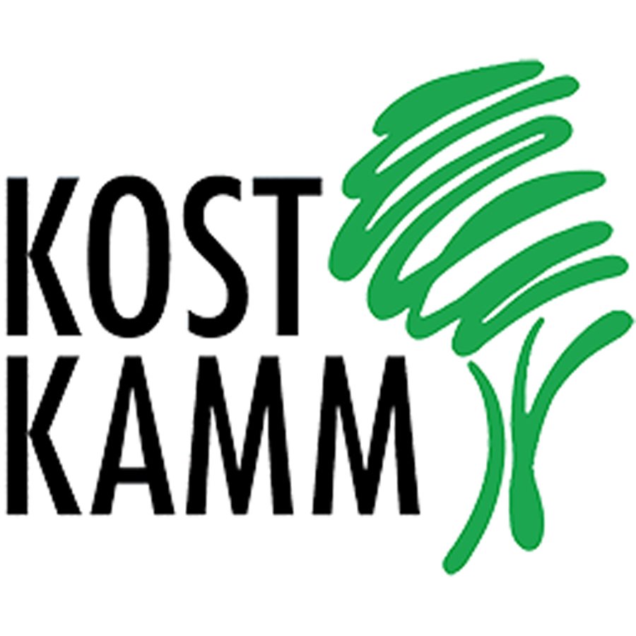 Das Logo zeigt den Text "KOST KAMM" in Schwarz neben einer stilisierten grünen Brokkolikrone.