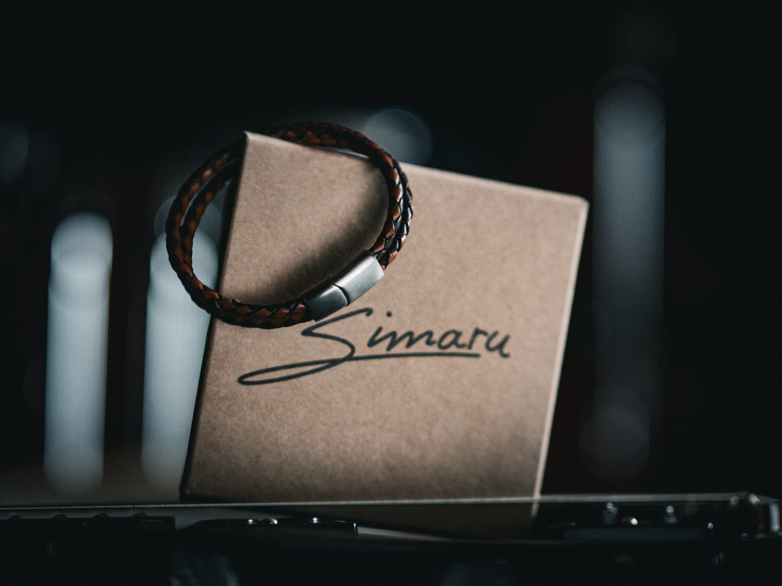 Brieftasche, Armband und Karte auf einem dunklen Hintergrund
