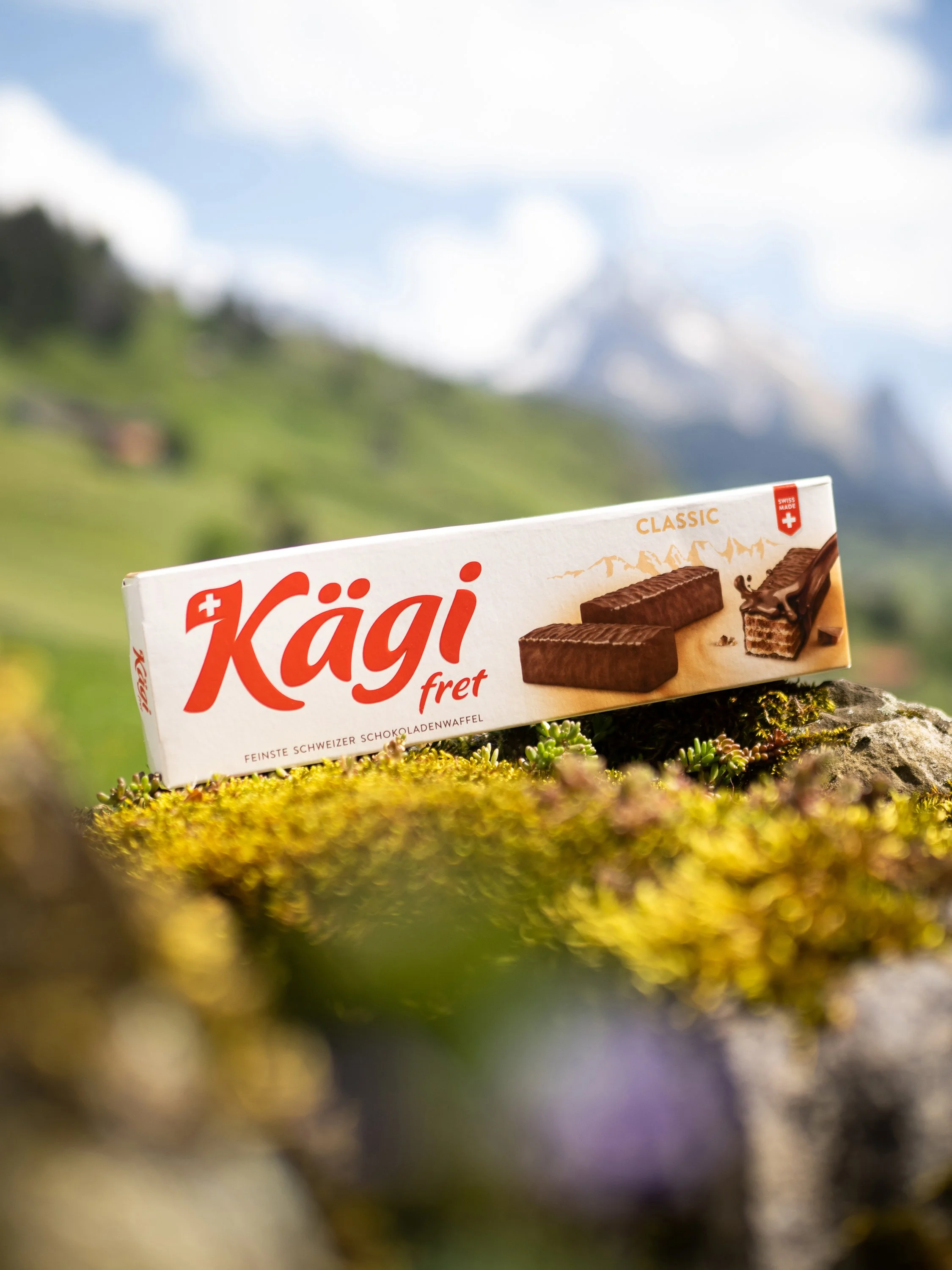 Schweizer Schokolade-Produkt Verpackung im Freien mit Bergen im Hintergrund.