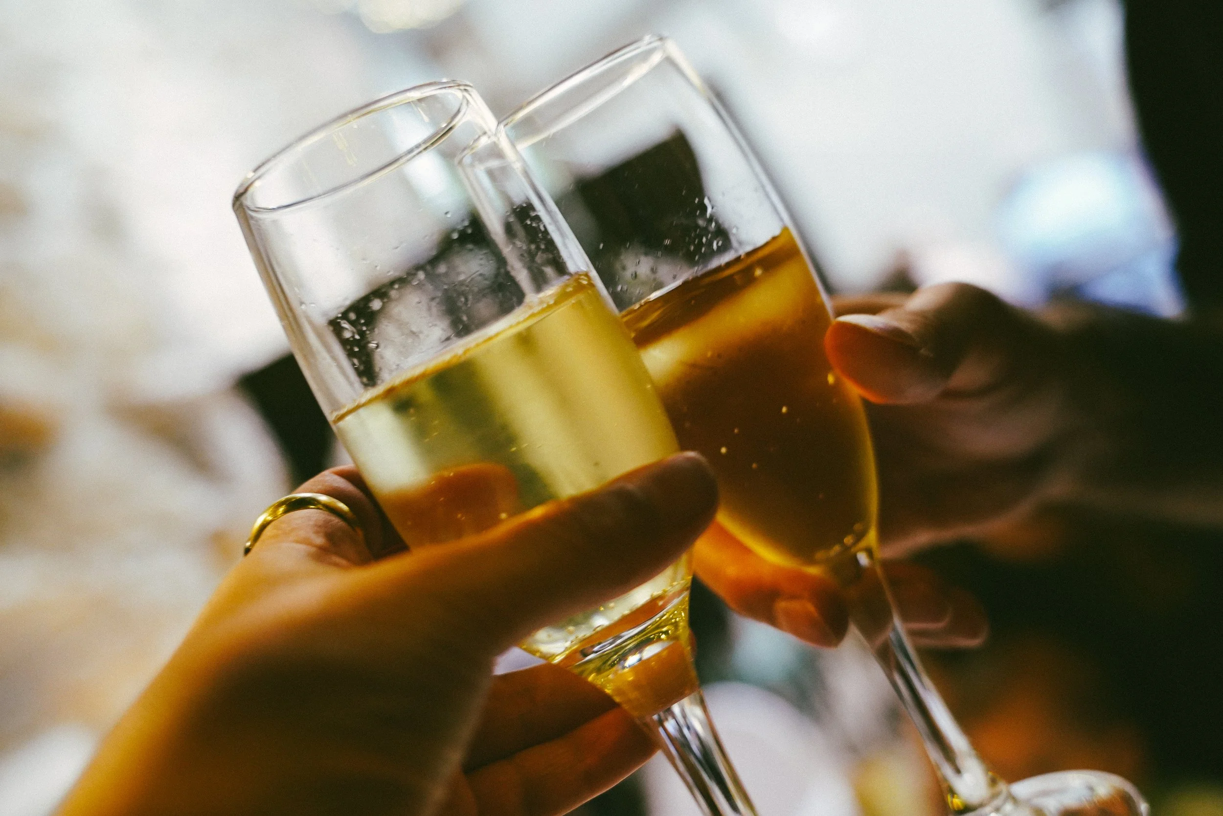 Dos personas brindando con copas de vino espumoso.