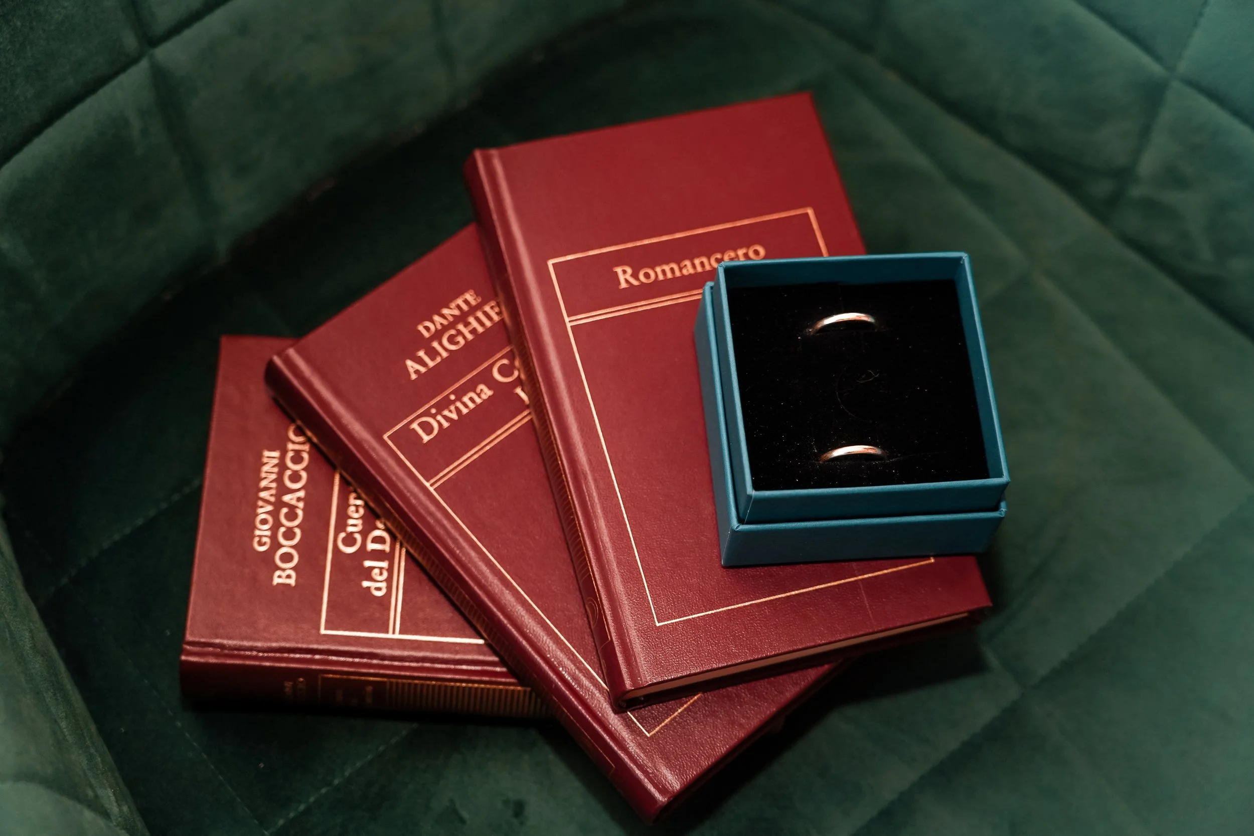 Tercer libro en la pila con una caja de anillos en la parte superior derecha.